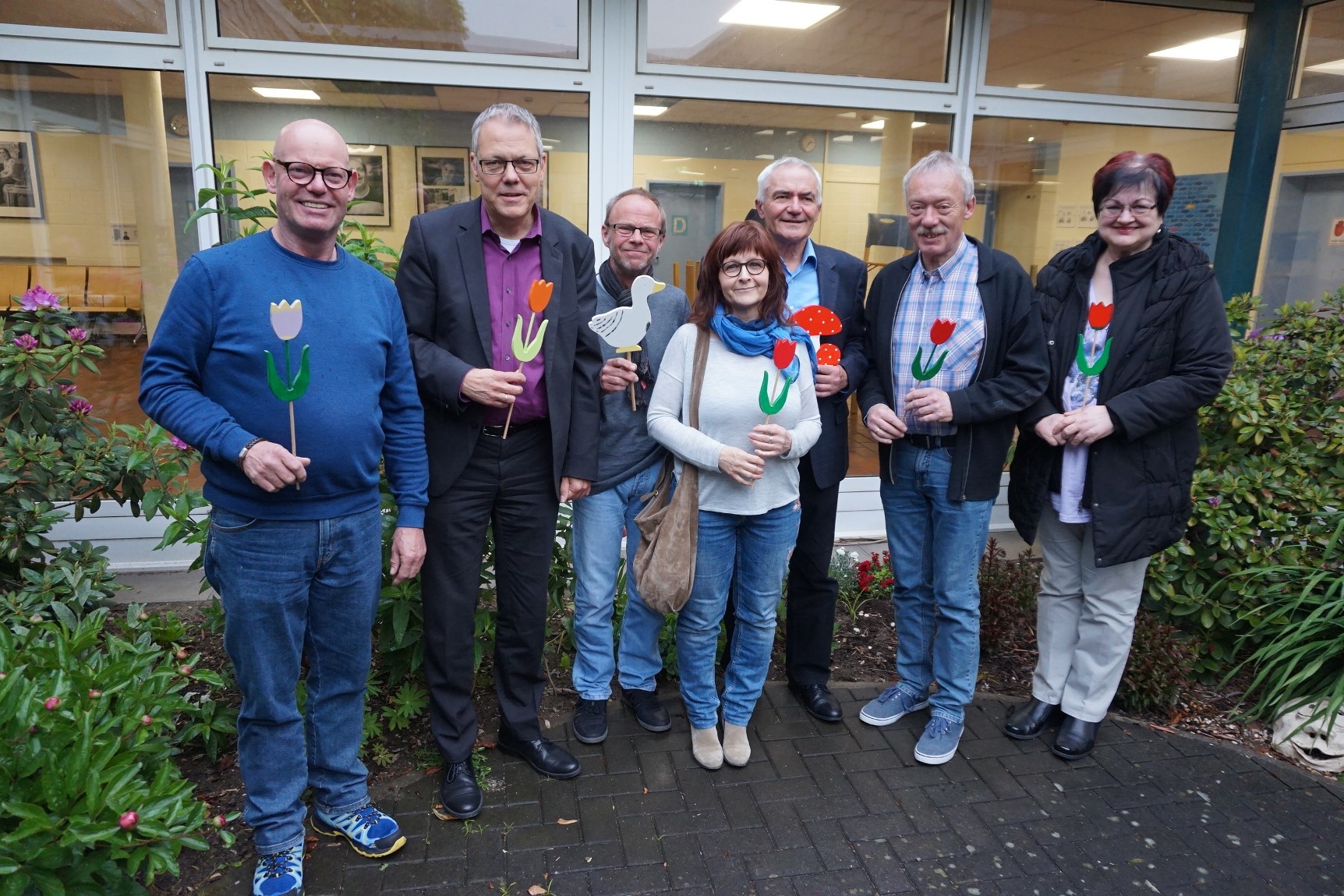 Der neue Vorstand des Fördervereins der WFB. Von links: Christian Heift, Kassierer; Hartmut Hennecke, Schriftführer; Peter Proch u. Tina Stock, Beisitzer; Dr. Theo Fleckenstein, 1. Vorsitzender, Dieter Busche, stellv. Vorsitzender; Brigitte Säuberlich, Beisitzerin.
Werkstattleiterin Maren Knuth von der WFB Lise-Meitner-Str. hatte dem Vorstand in der WFB gefertigte Blumen und Figuren überreicht.