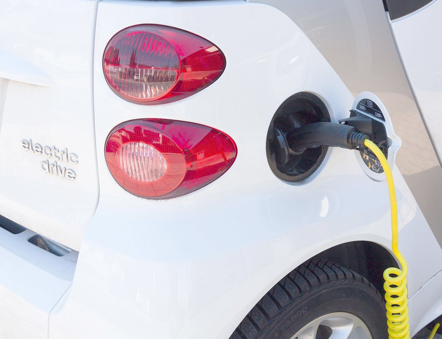 Bisher steckt die Elektromobilität noch in den Kinderschuhen. Zumindest wenn es um ausreichende Reichweiten und eine flächendeckende Versorgung mit Ladesäulen geht.