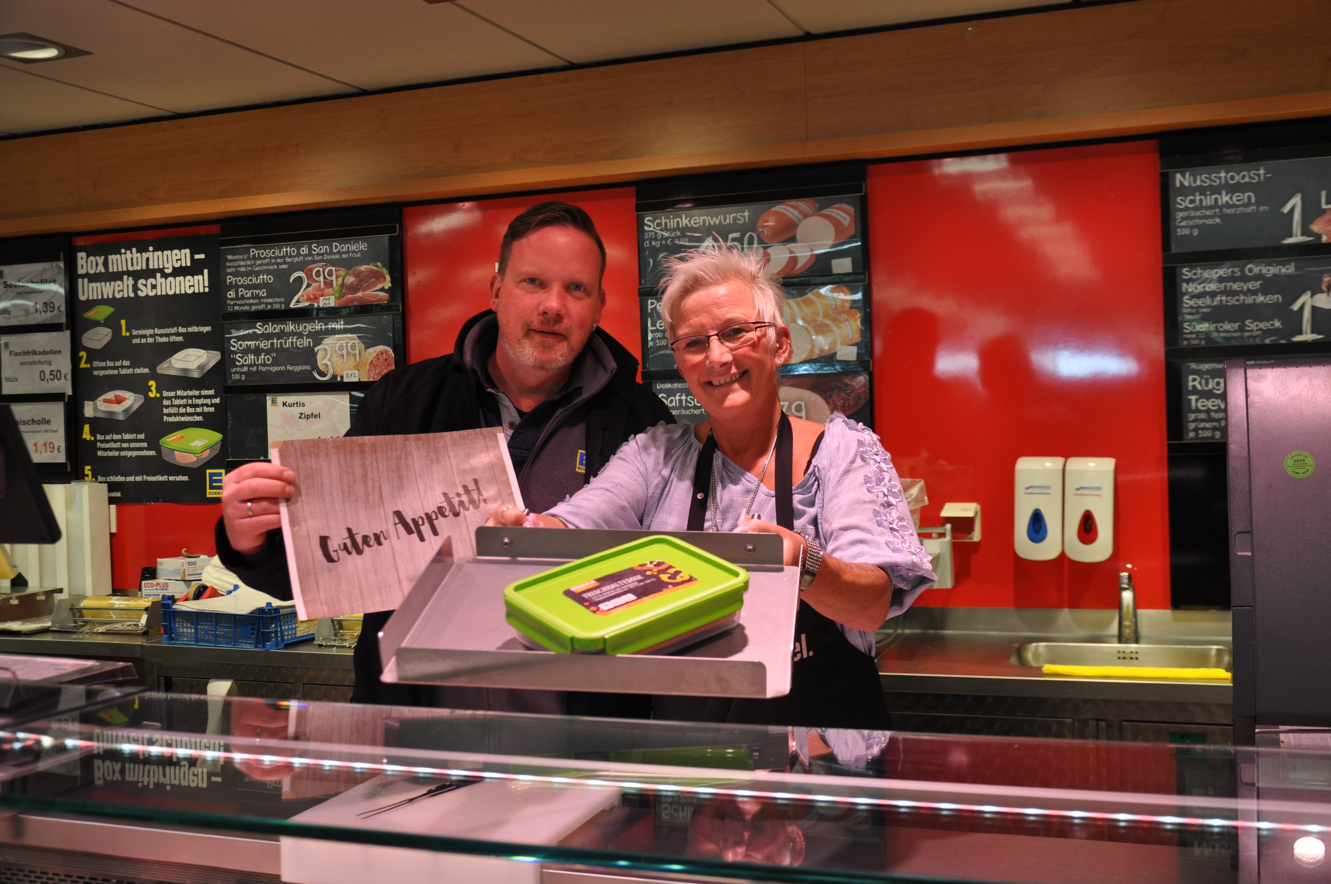 Michael Clever und die Filialleiterin der Eppenhauser Filiale Anja Grimm mit der Frischebox