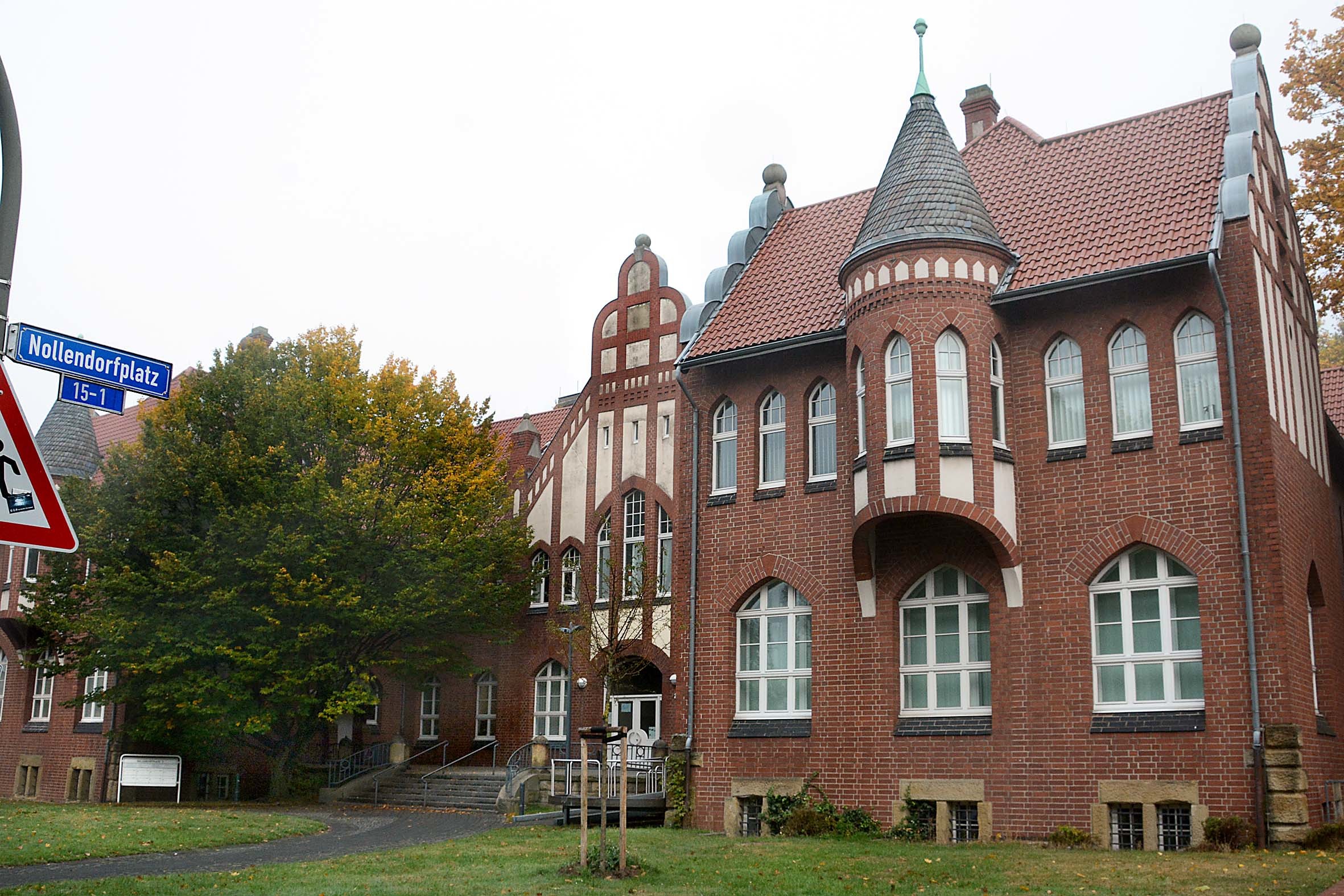 Das ehemalige Wohlfahrtgebäude ("Evinger Schloss") am Nollendorfplatz ist auch Heimat des Evinger Geschichtsvereins mit seiner Geschichtswerkstatt.