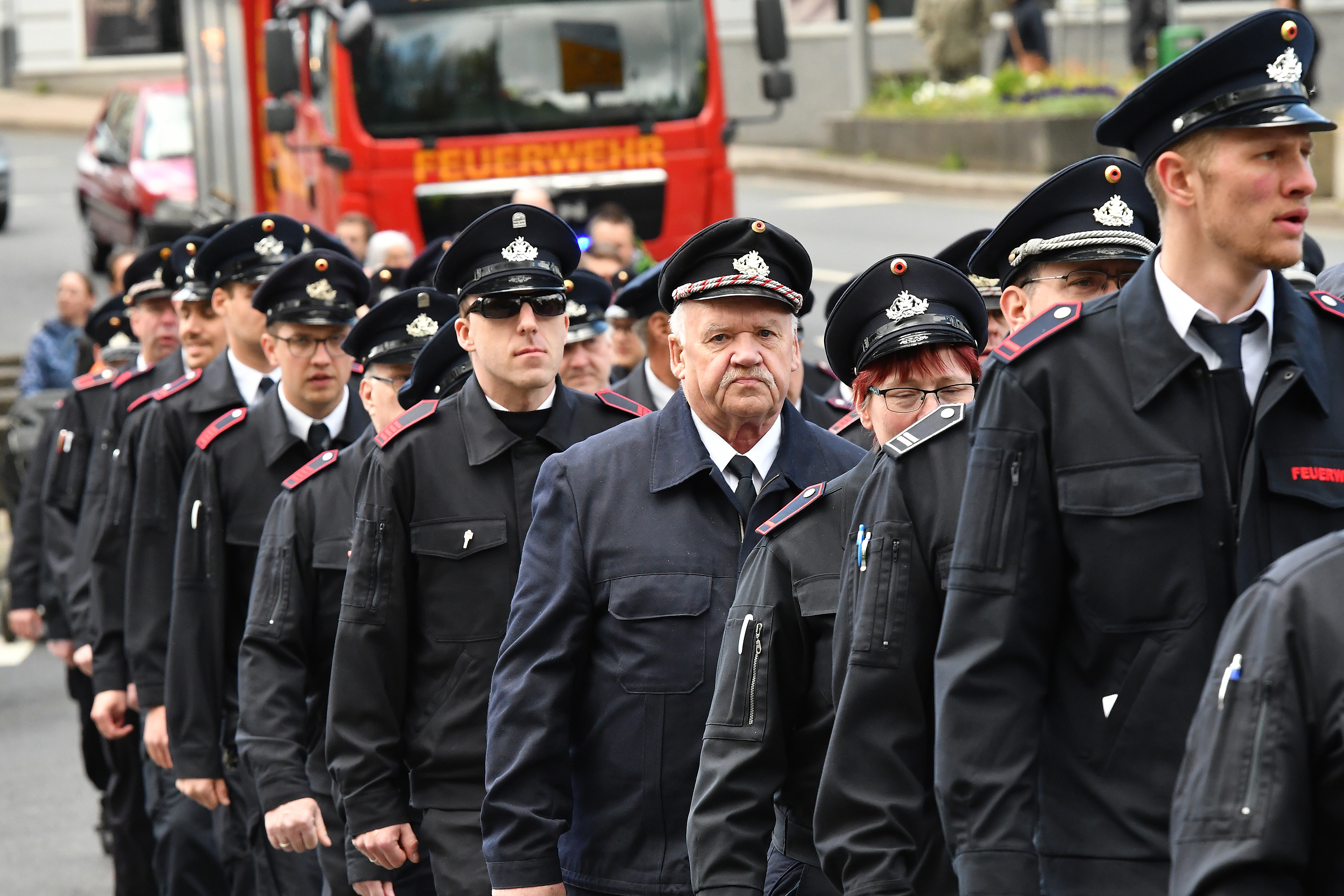 Nachdem Gottesdienst marschierten die Feuerwehrangehörigen zur Wache an der Siebeneicker Straße.