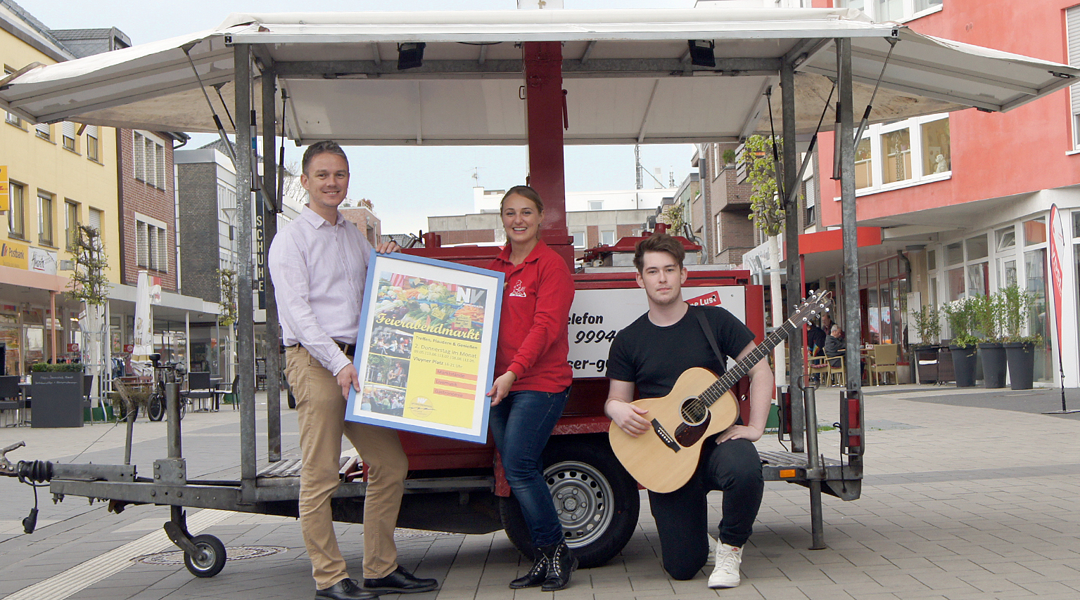 Frank Grusen (Stadt Neukirchen-Vluyn), Natalia Kolster (Moerser Gulaschkanone) und Noah Warwel (Singer-Songwriter, von links) sehen dem ersten Vluyner Feierabendmarkt mit Spannung entgegen.