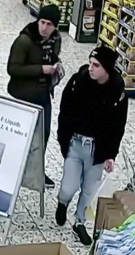 Am 14. Februar 2019, gegen 9 Uhr, wurden zwei Männer in der Filiale einer Handelskette an der Straße Hoppenwall videografiert.
Den beiden Männern werden beschuldigt, Tabakwaren in größerem Umfang im Geschäft gestohlen zu haben.