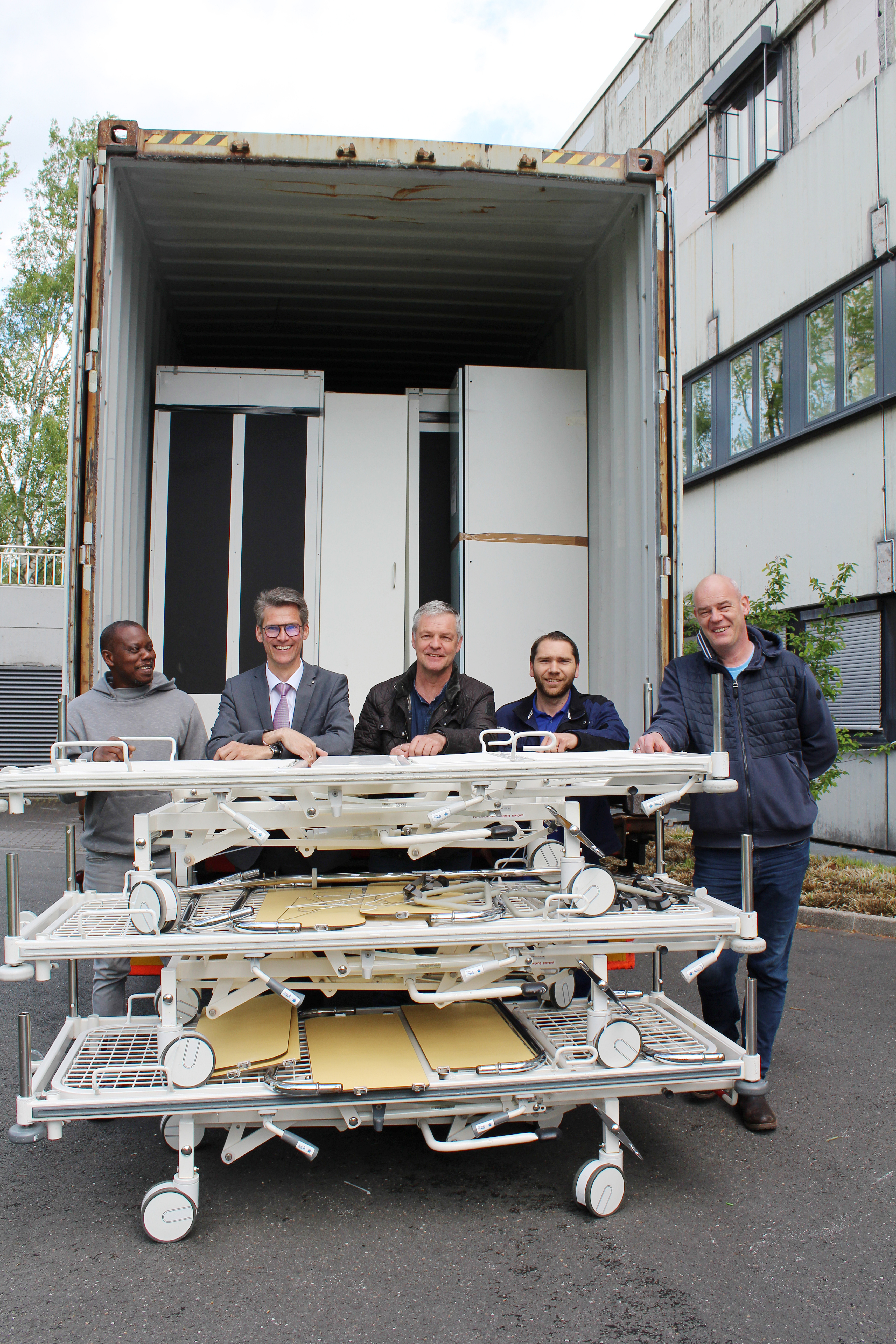 Einen ganzen Container voll mit medizinischem Equipment spendete die Ruhrlandklinik an die Projekthilfe Gambia. Das Gruppenbild zeigt (v.l.) Solo Sambou, Projekthilfe Gambia e.V., Thorsten Kaatze, Geschäftsführer der Ruhrlandklinik und Kaufm. Vorstand des Universitätsklinikum Essen, Matthias Ketteler, Vorstand Projekthilfe Gambia e.V., Christian Lomberg, Mitarbeiter Ruhrlandklinik (er hat den Kontakt zum Verein hergestellt) und Christian Göken, Riverboat Doctors International e.V.