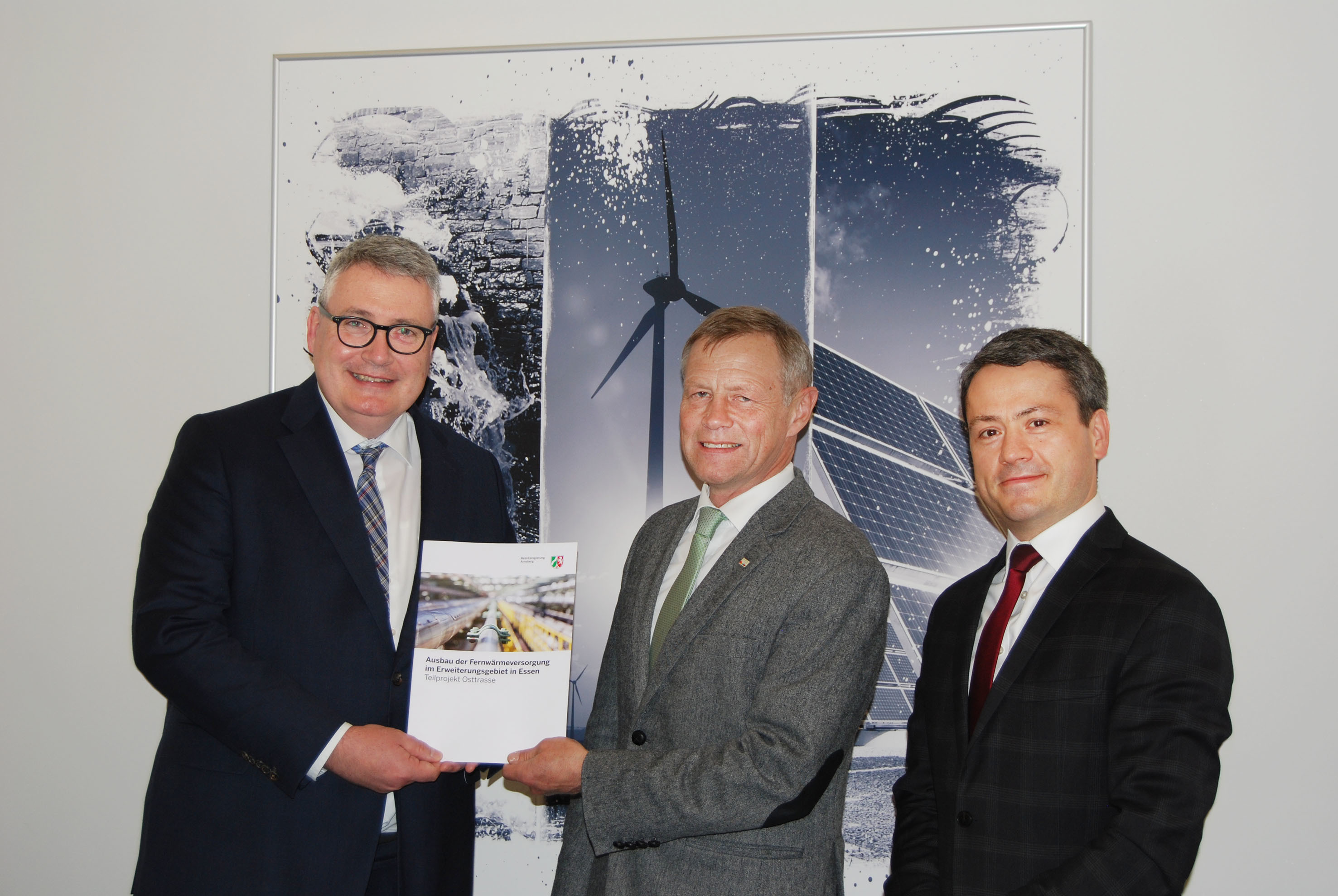 Strahlende Gesichter bei der Übergabe des Fördermittelbescheids: Regierungsvizepräsident Volker Milk (Mitte) und die beiden Vertreter der STEAG Fernwärme Essen, Markus Manderfeld (l.) und Tobias Grau.