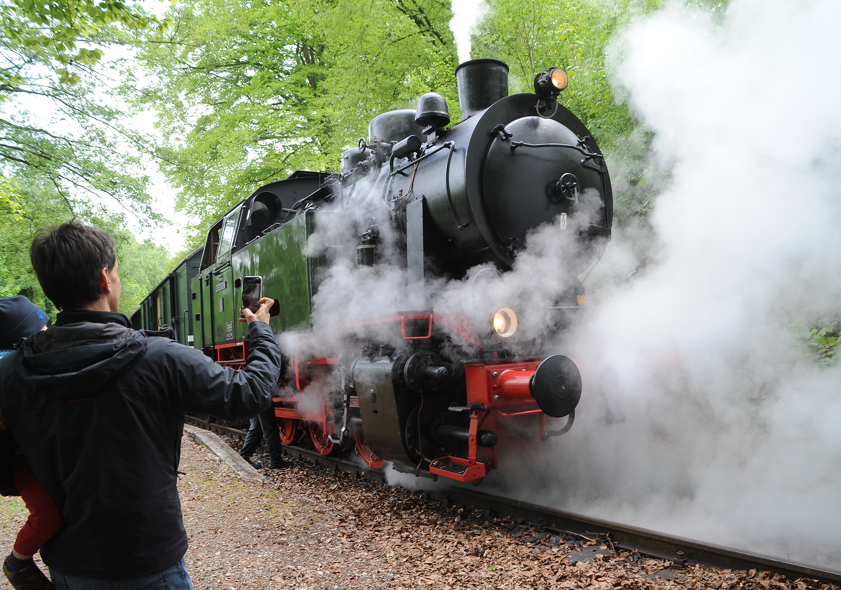 Zum Start in die neue Saison fuhr die Museumsbahn natürlich im Dampfbetrieb.