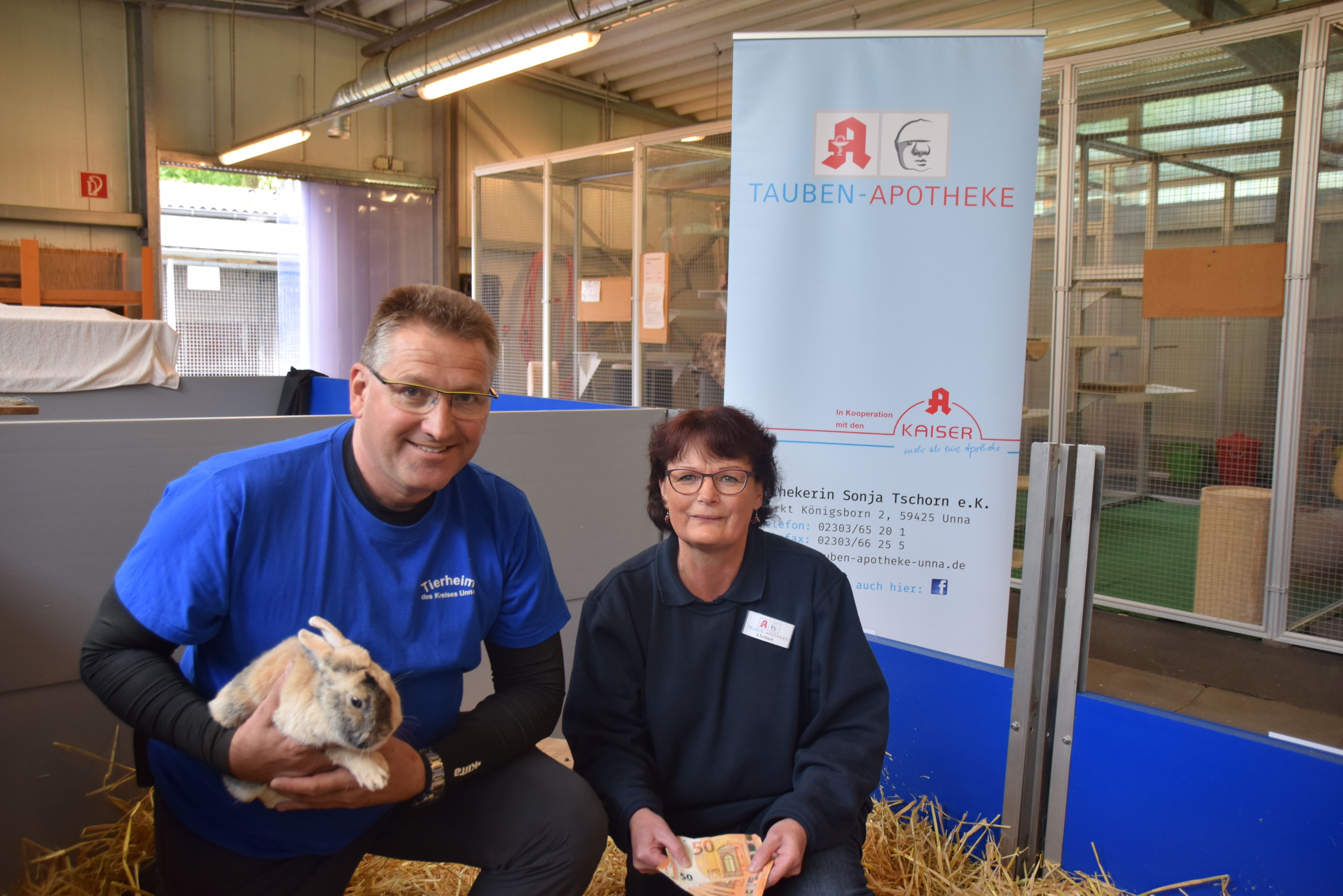 Pharmazeutin Sonja Tschorn (rechts) besuchte das Tierheim und dessen Bewohner mit der 250-Euro-Spende im Gepäck und überreichte diese Christian Winter (links).