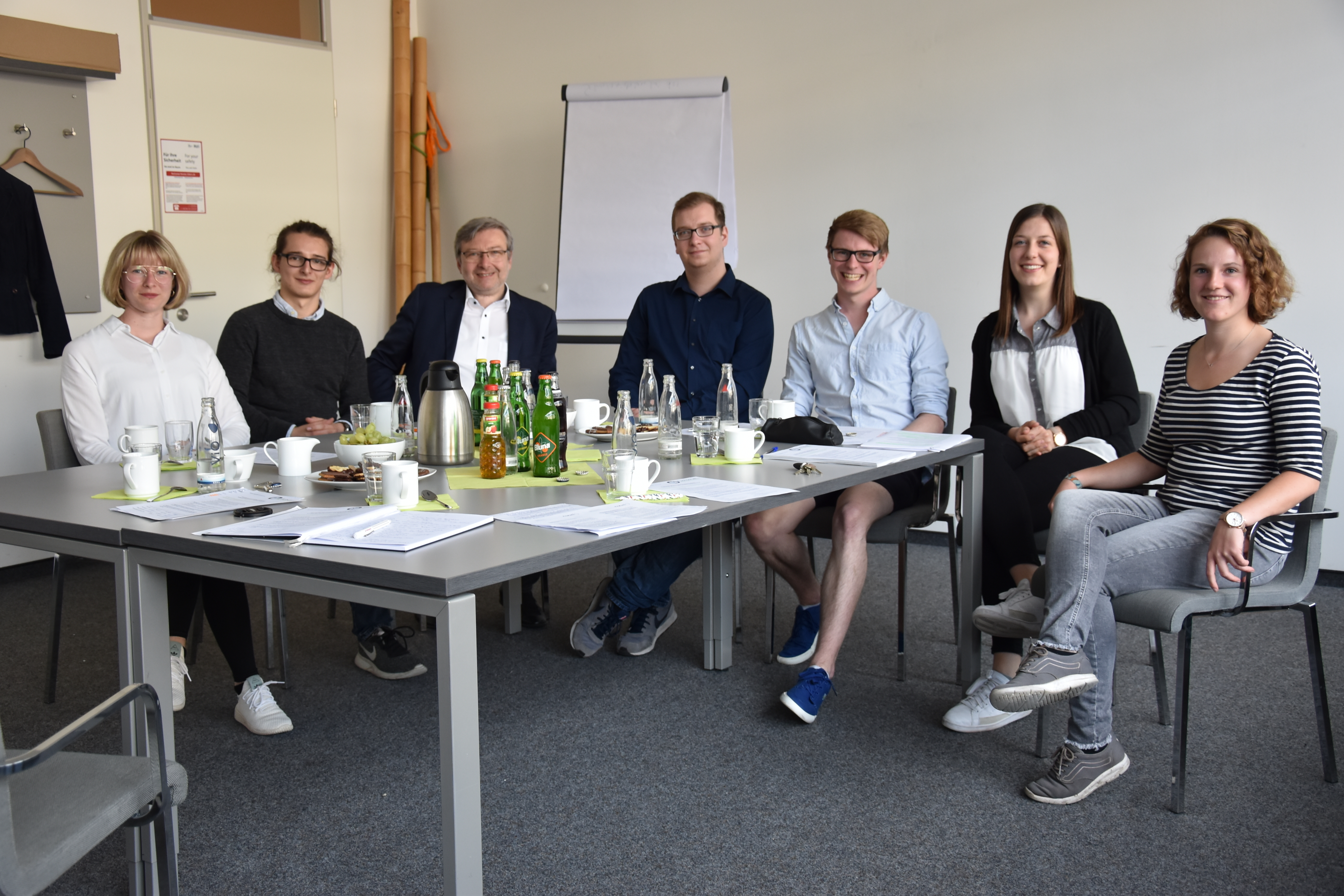 Diskutierten mit SPD-MdB Dirk Heidenblut (3.v.l.) die Ausbildung zum Psychotherapeuten (v.l.): Cora Barth, Cedric Kirstein, Jan Schomberg (alle Fachschaftsrat Psychologie RUB), Peter Hähner, Svenja Schaumburg (beide Studentische Initiative RUB) und Alena Elmquist (PsyFaKo e.V.). Foto: Lew