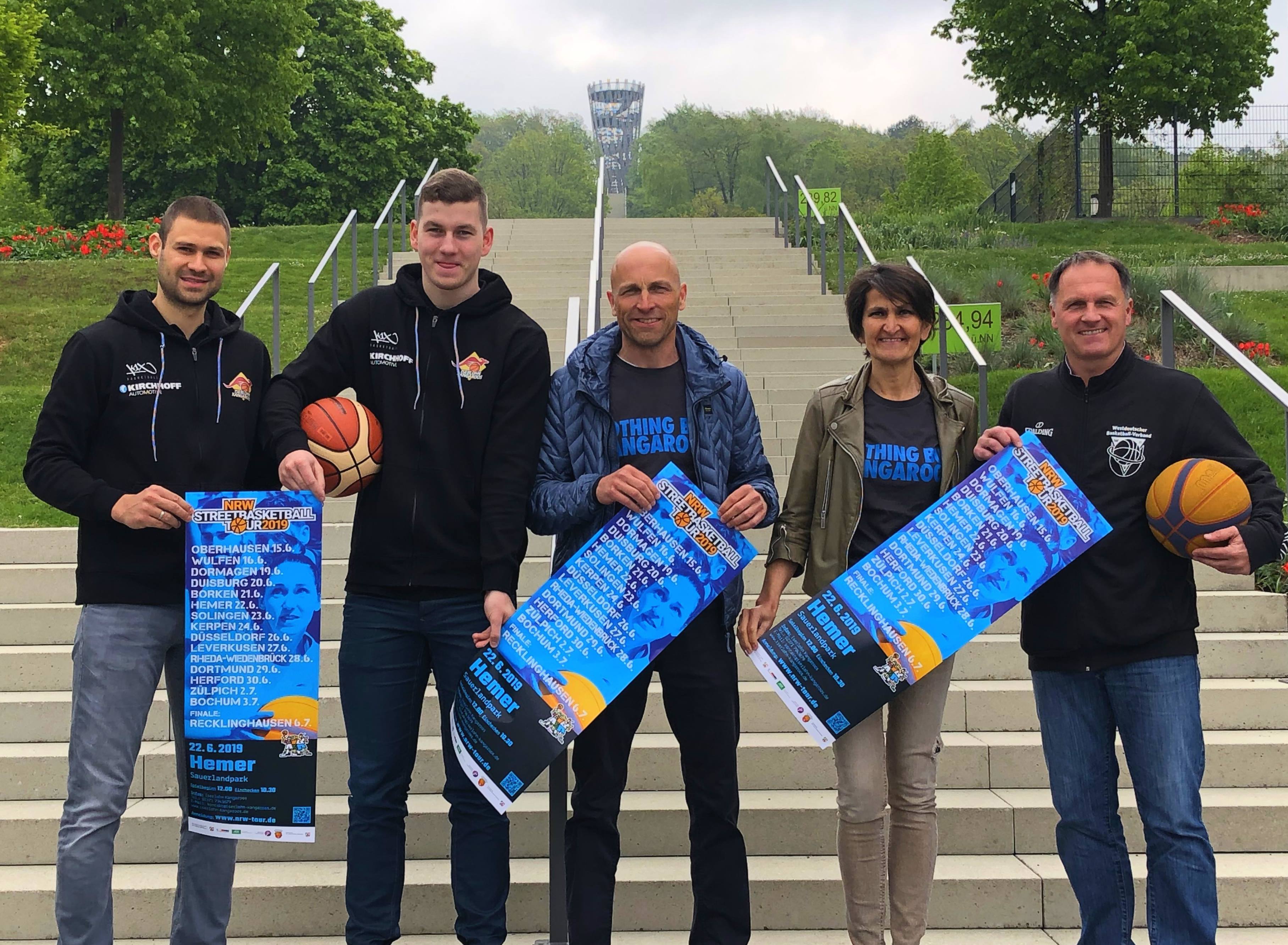 Milos Stankovic (Trainer Kangaroos), Jonas Buss (Spieler), Frank Richter (Geschäftsstelle), Zlata Dahmen (Geschäftsstelle), Georg Kleine (WBV) stellten gemeinsam das Event im Sauerlandpark vor. Foto: Veranstalter