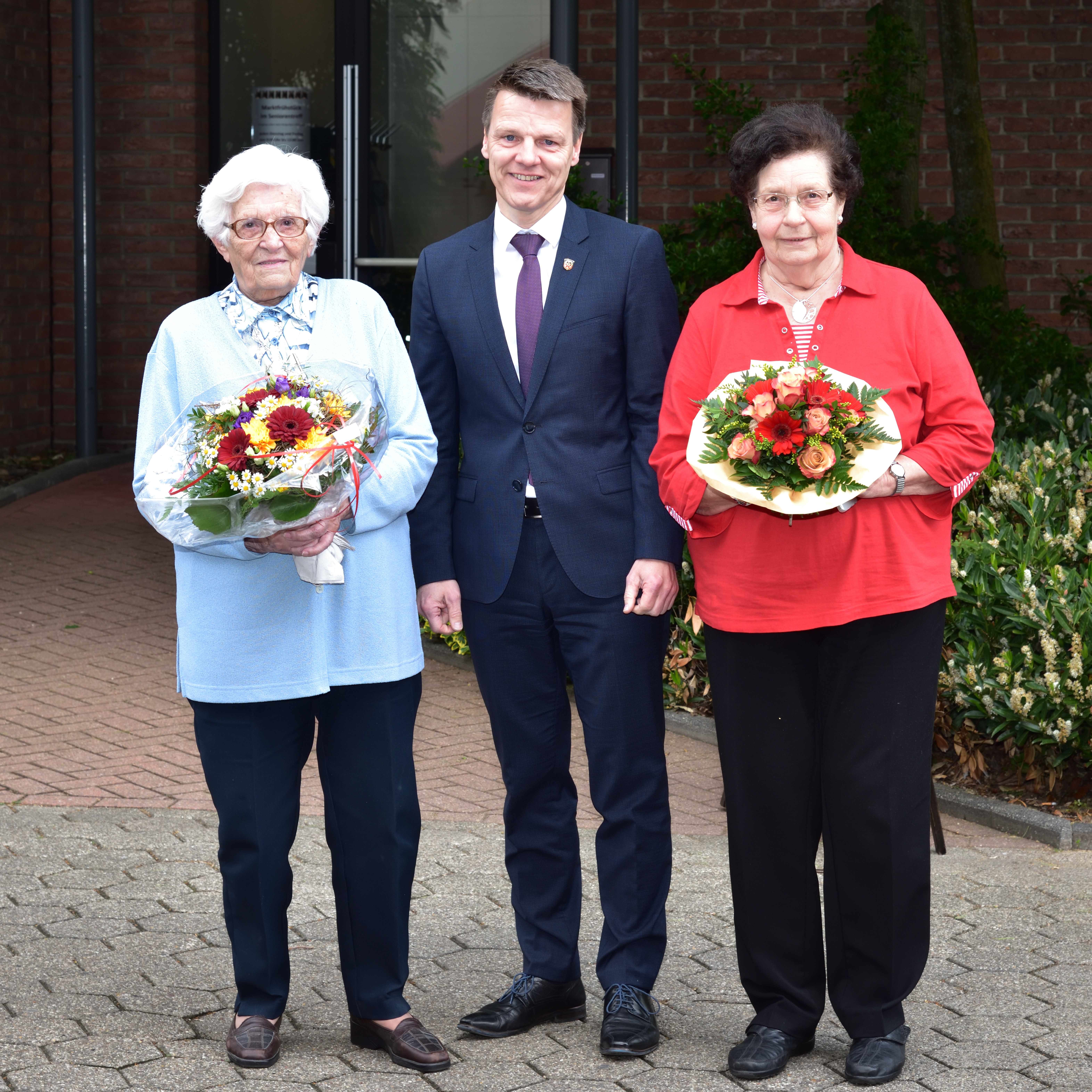 Bürgermeister Dirk Haarmann mit Maria Melchert (l.) und Elfriede Linneweber (r.).