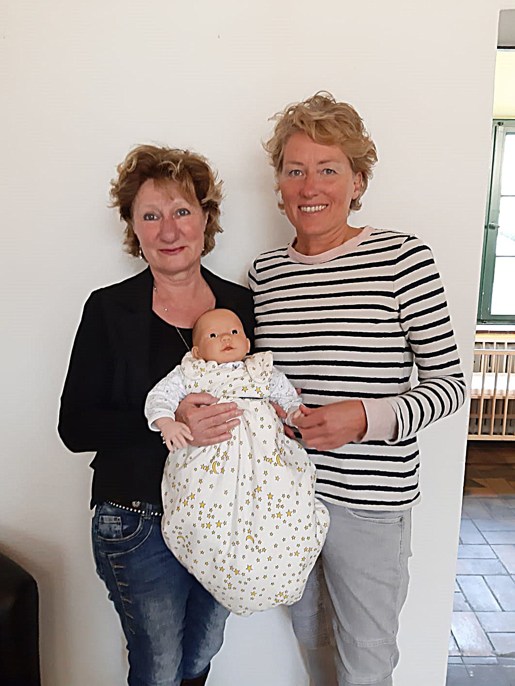 Christa Cholewinski, Geschäftsführerin des Kinderschutzbundes Hilden, bietet über die Familienkinderkrankenschwester Petra Quellhorst (v.l.) eine individuelle und kostenlose Schlafberatung zuhause an.