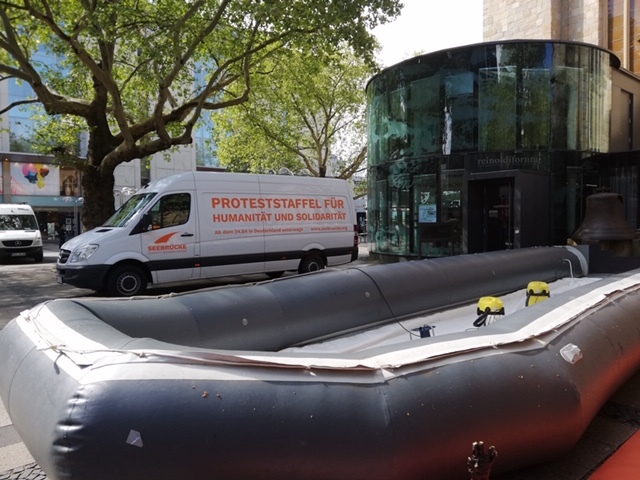 Dieses Faltboot wurde aus dem Mittelmeer gezogen. Die Seebrücke brachte es mit auf den Reinoldirkirchplatz, um die oft lebensgefährliche Flucht ins Blickfeld zu rücken.
