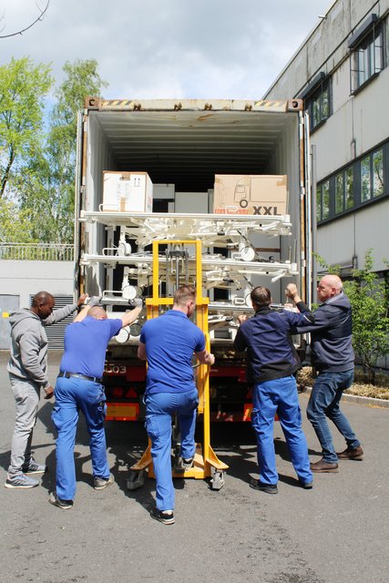 Die letzten Betten werden verladen, dann startet der Übersee-Container seine lange Reise nach Westafrika.