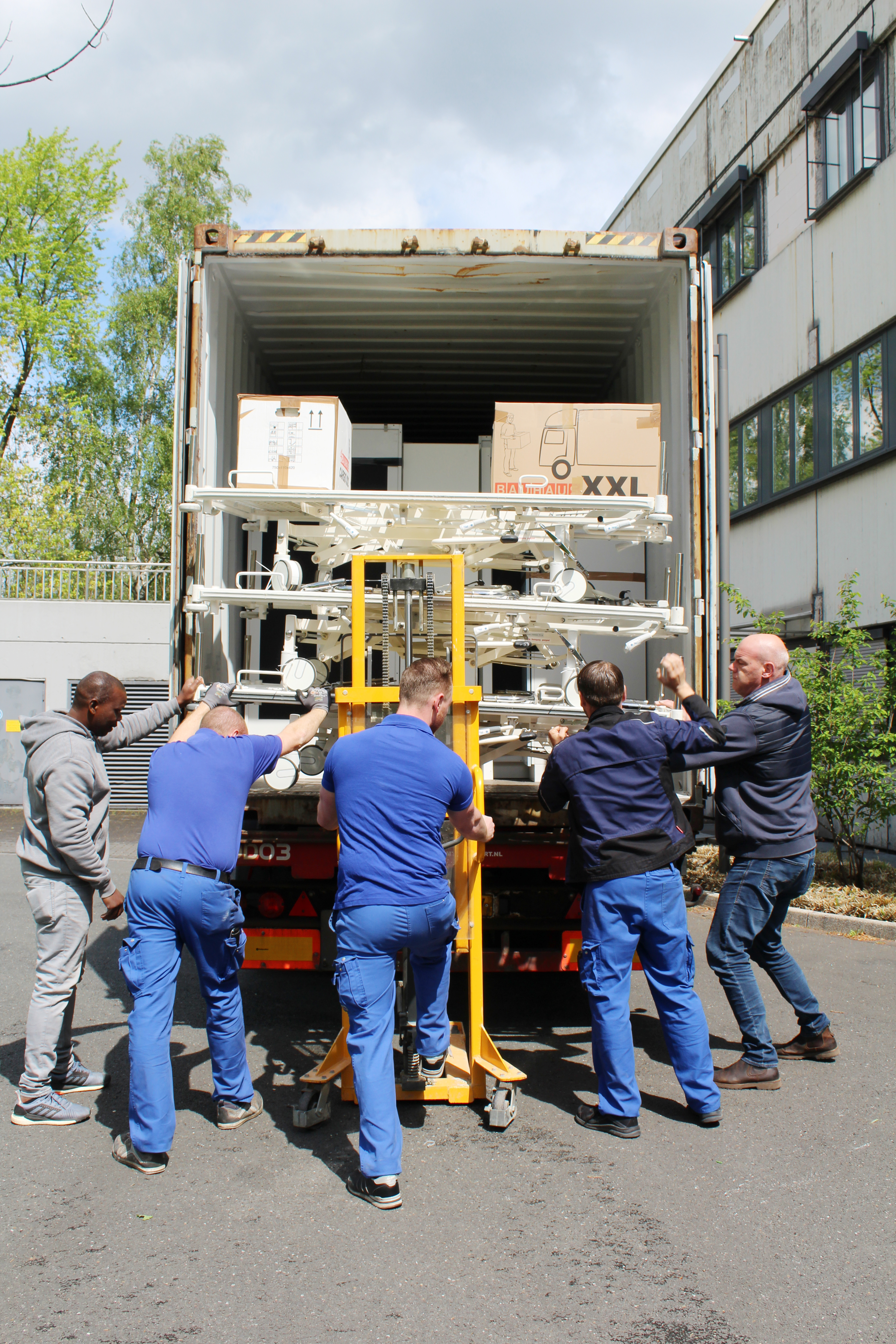 Die letzten Betten werden verladen, dann startet der Übersee-Container seine lange Reise nach Westafrika.