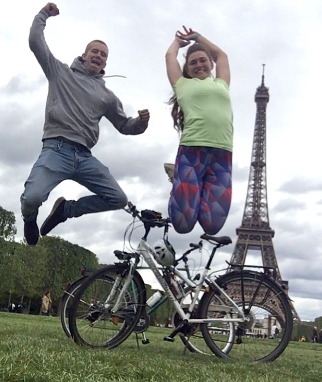 Johanna Hoffmann (18) aus Bergkamen und Silvan Hochhaus (18) aus Unna-Hemmerde sind rund 630 Kilometer mit dem Fahrrad nach Paris gefahren. Fotos: privat