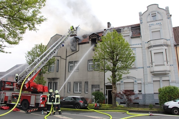 Großalarm bei der Feuerwehr: An der Münsterstraße 30 - gegenüber des Dänischen Bettenlagers - brennt seit etwa 9 Uhr das Dachgeschoss eines Wohnhauses. Die Feuerwehr ist mit einem Großaufgebot vor Ort.
