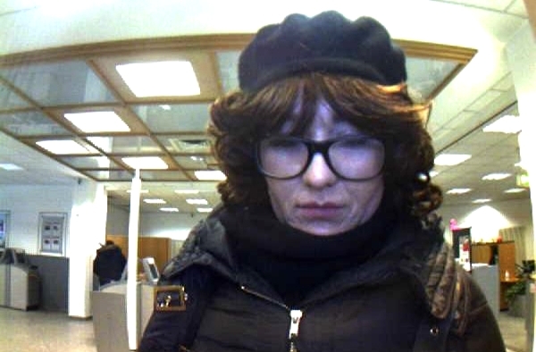 Die Polizei sucht diese Frau.