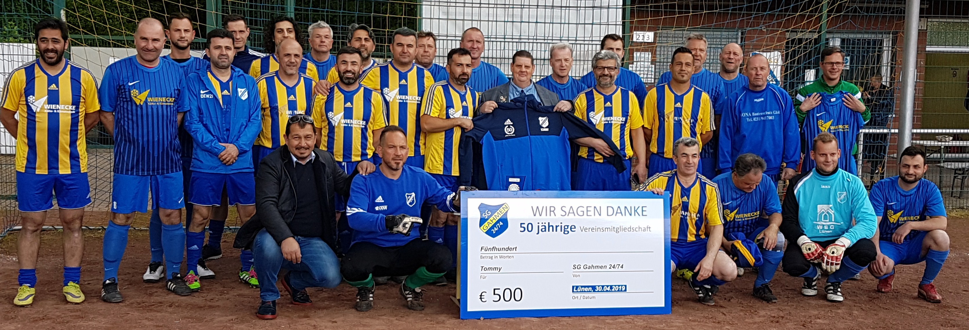 Der strahlende „Tommy“ mit den beiden Mannschaften und Vorsitzenden Ibrahim Ünal (kn. l.).