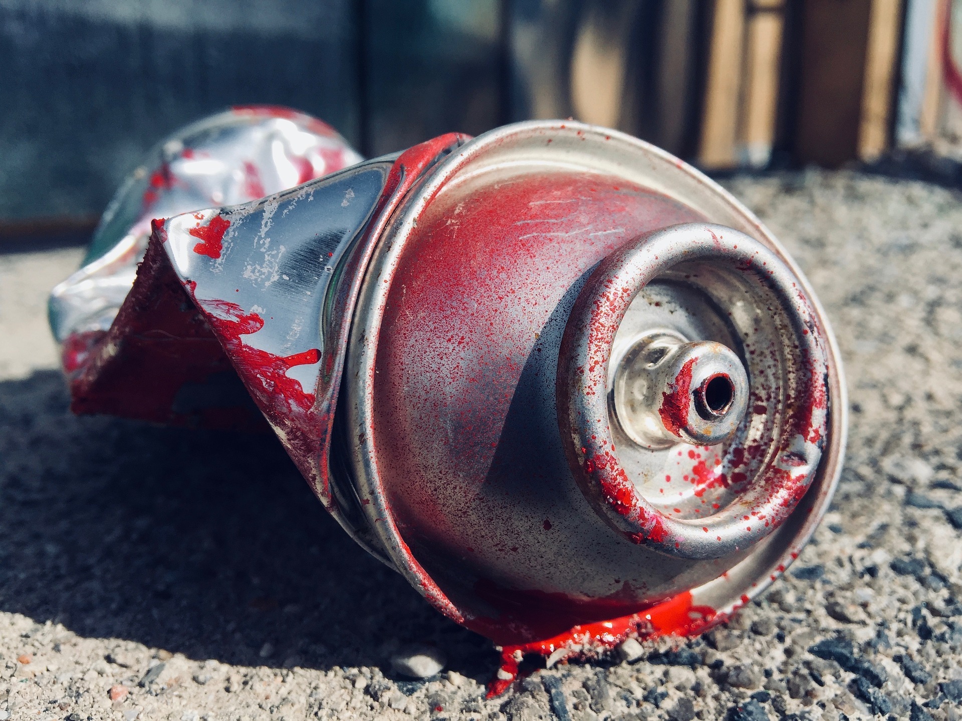 Eingesammelt werden u. a.: Farben, Spraydosen, Holzschutzmittel, Lösungsmittel, Batterien, LLEDs, CDs, und Tonerkartuschen.