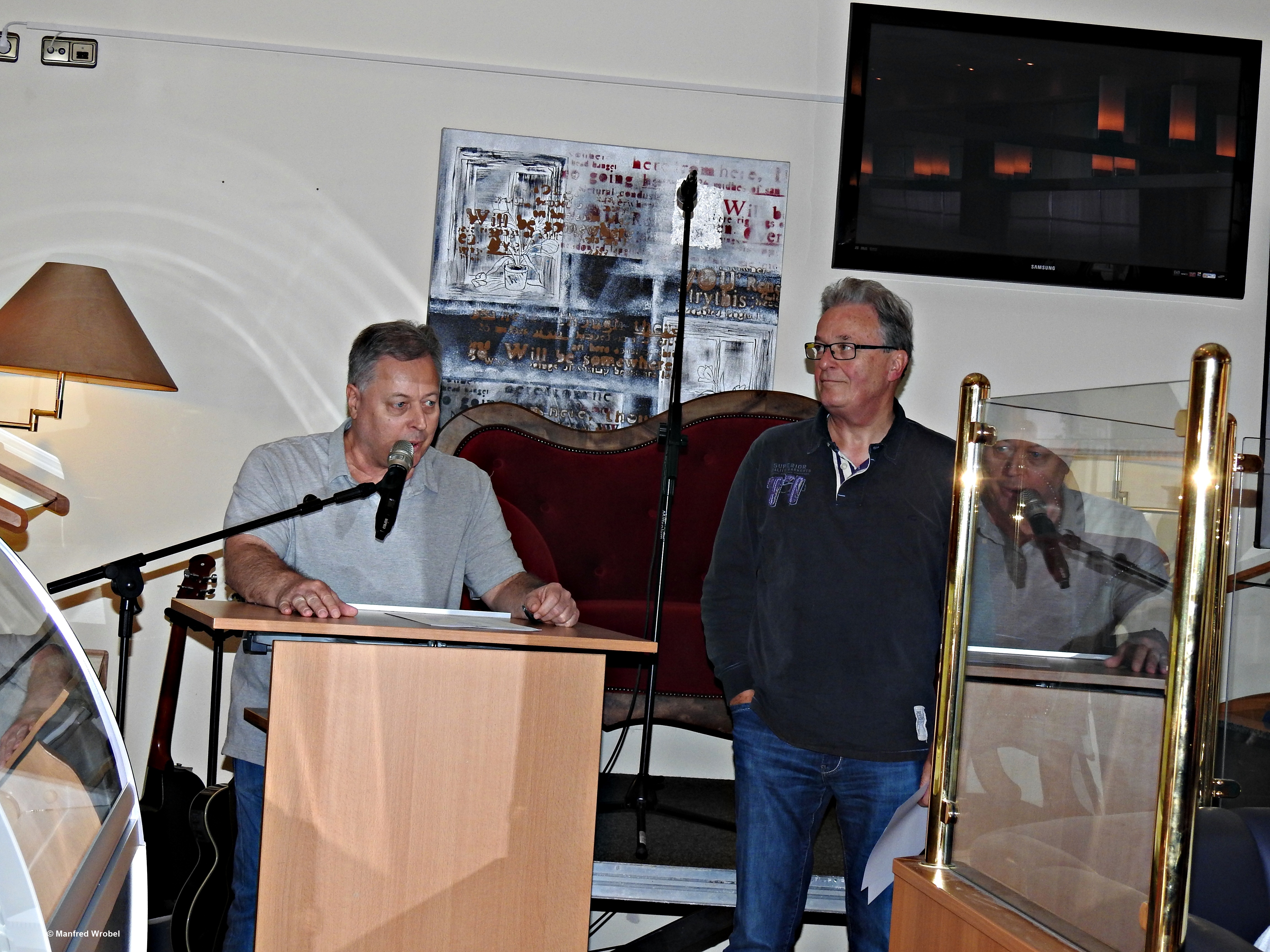 Veranstalter Manfred Wrobel bei der Begrüßung und Vorstellung des Moderatos Peter Roßkothen