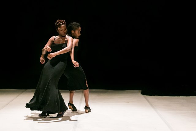 Das Foto zeigt das Duo „Clay“, eine Amerikanerin und Engländerin, die Flamenco neu interpretieren und am 12. Mai im Schloss Horst auftreten.