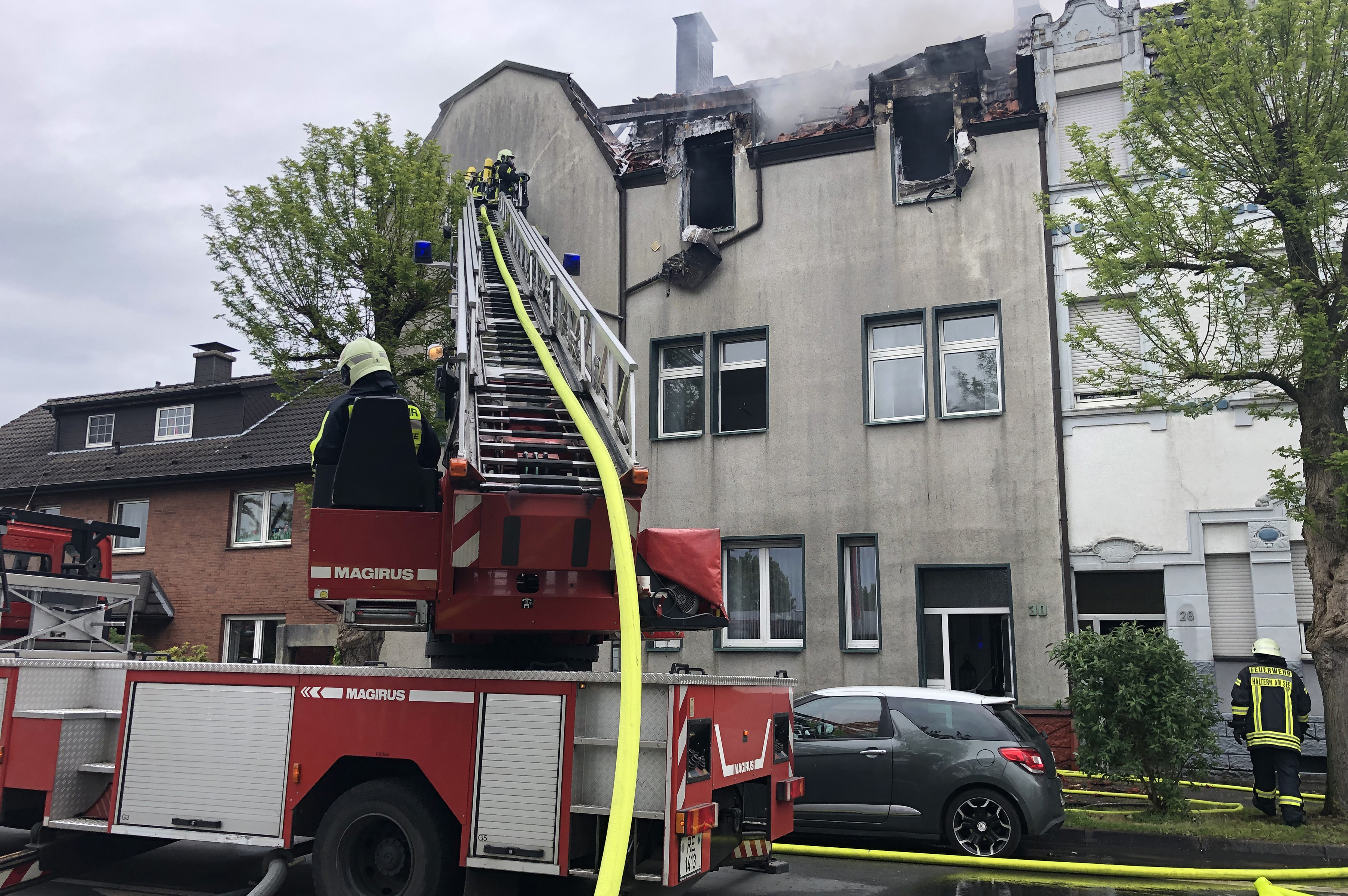 Um 23.20 Uhr fand die Feuerwehr am Mittwochabend einen Toten in der komplett ausgebrannten Dachgeschosswohnung an der Münsterstraße. Fotos: Bludau