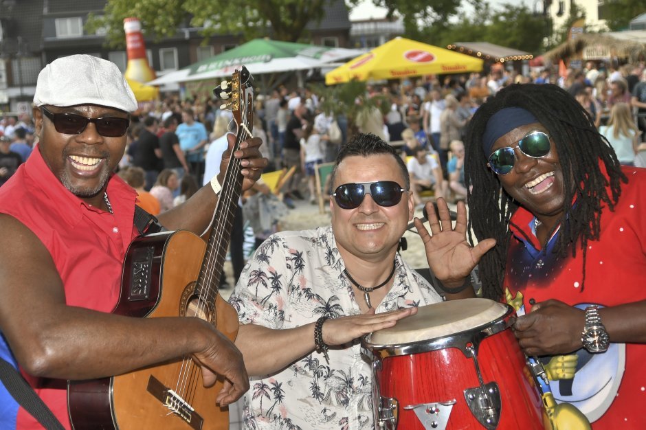 80 Tonnen Sandstrand, Salsa, Cocktails, Beachvolleyball - Ein Karibiktraum auf dem Rathausplatz mitten in Schermbeck.