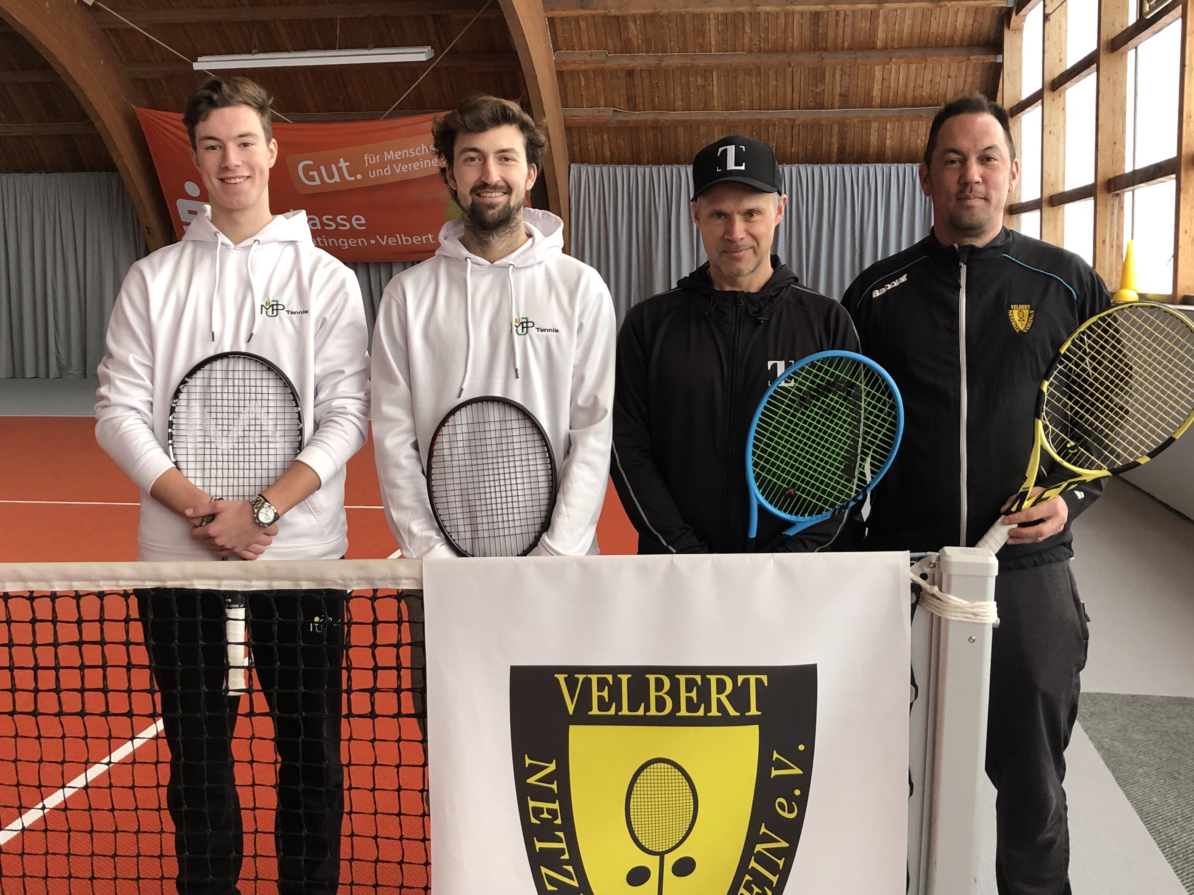 Ab sofort bietet die Tennisschule im Netzballverein auch Fast Learning Kurse an. Thomas Lönegren von dem Unternehmen Tennis People hat dafür das NBV-Trainer Team geschult. Von links nach rechts: Assistenz-Trainer Tom Tillger, Co-Trainer Tom Schönenberg, Fast-Learning Trainer Thomas Lönegren und NBV-Chef-Trainer Mark Joachim.