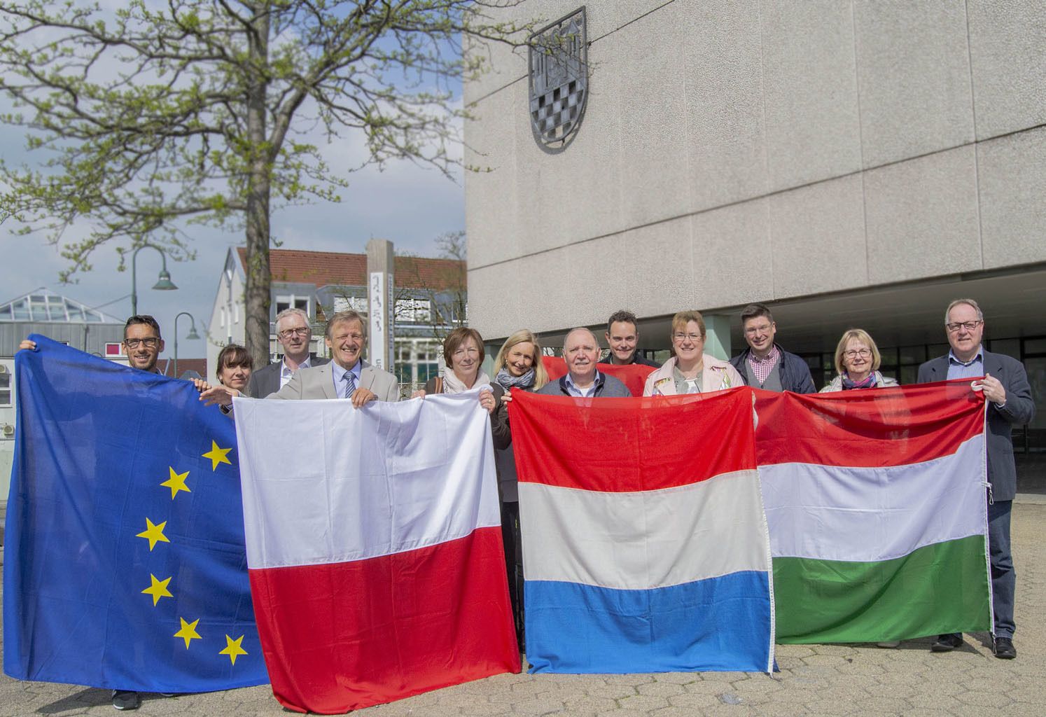 Bei einem Pressetermin stellten Vertreter der Partnerschaftskomitees, des Europabüros, des Stadtmarketings und des Stadtarchivs Iserlohn gemeinsam mit Kulturressortleiter Jochen Köhnke das Jubiläumsprogramm vor. Foto: Stadt Iserlohn