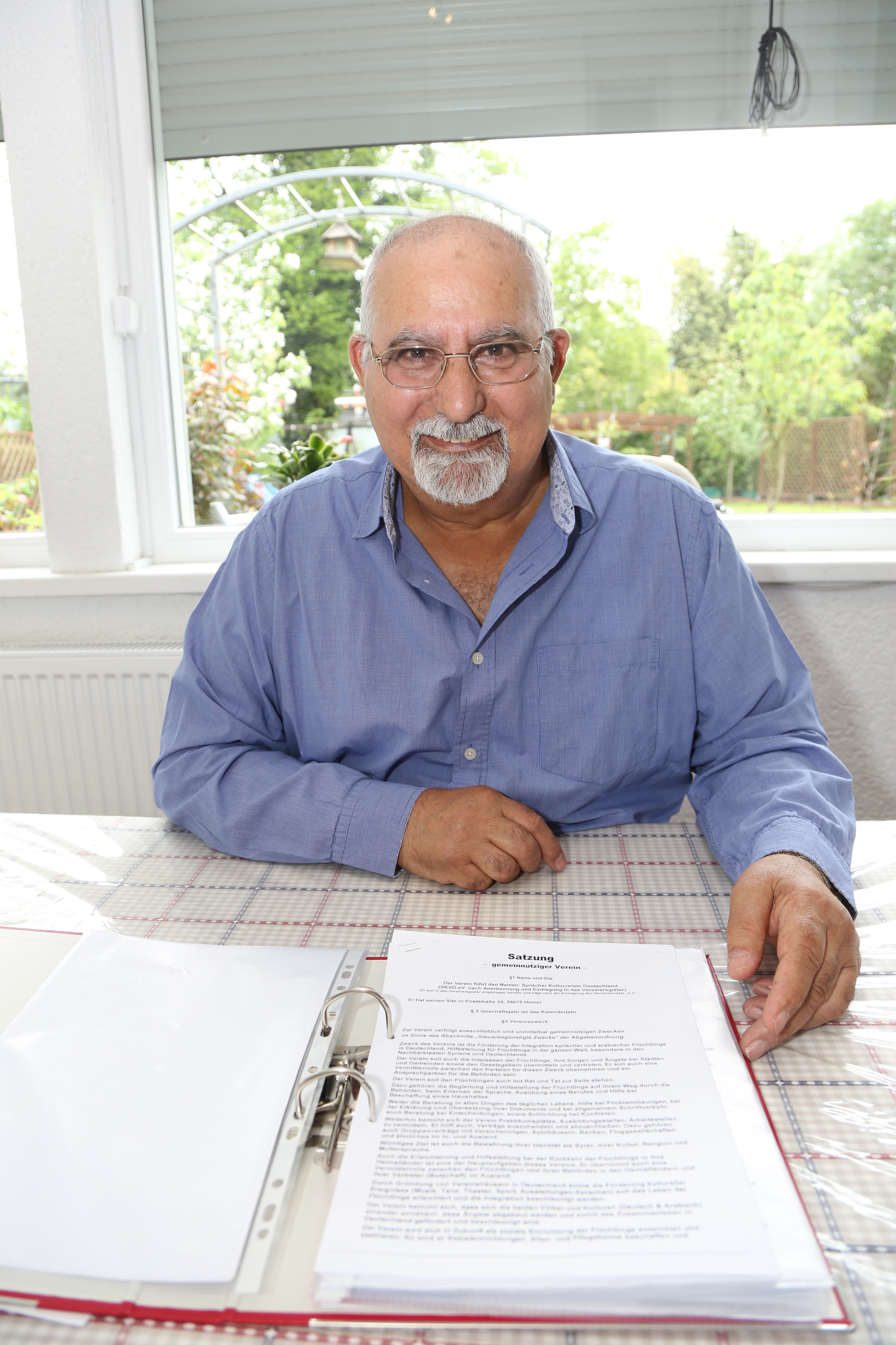 Dr. Maher Tayar mit den Unterlagen zur Vereinsgründung. Fotos: Schulte