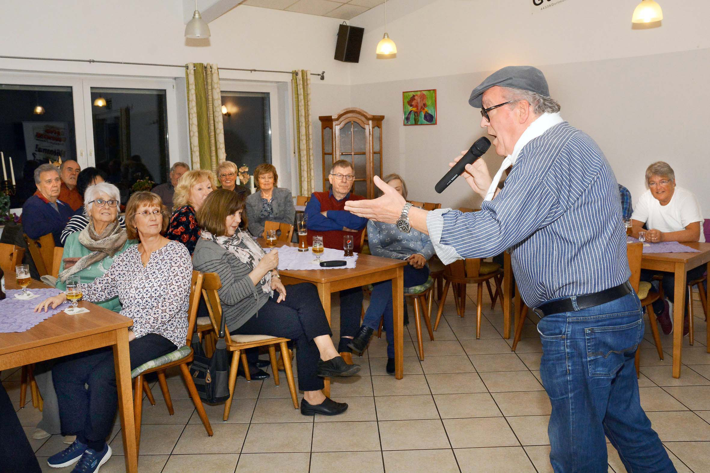 Comedian und Ruhrpott-Barde Hausmeister Anton Klopotek - hier im Bild im letzten Jahr beim Auftritt im Kleingärtner-Vereinsheim "Voran" in Lindenhorst - gastiert jetzt beim Evinger Gartenverein "Zur Sonnenseite" an der Waldecker Straße.