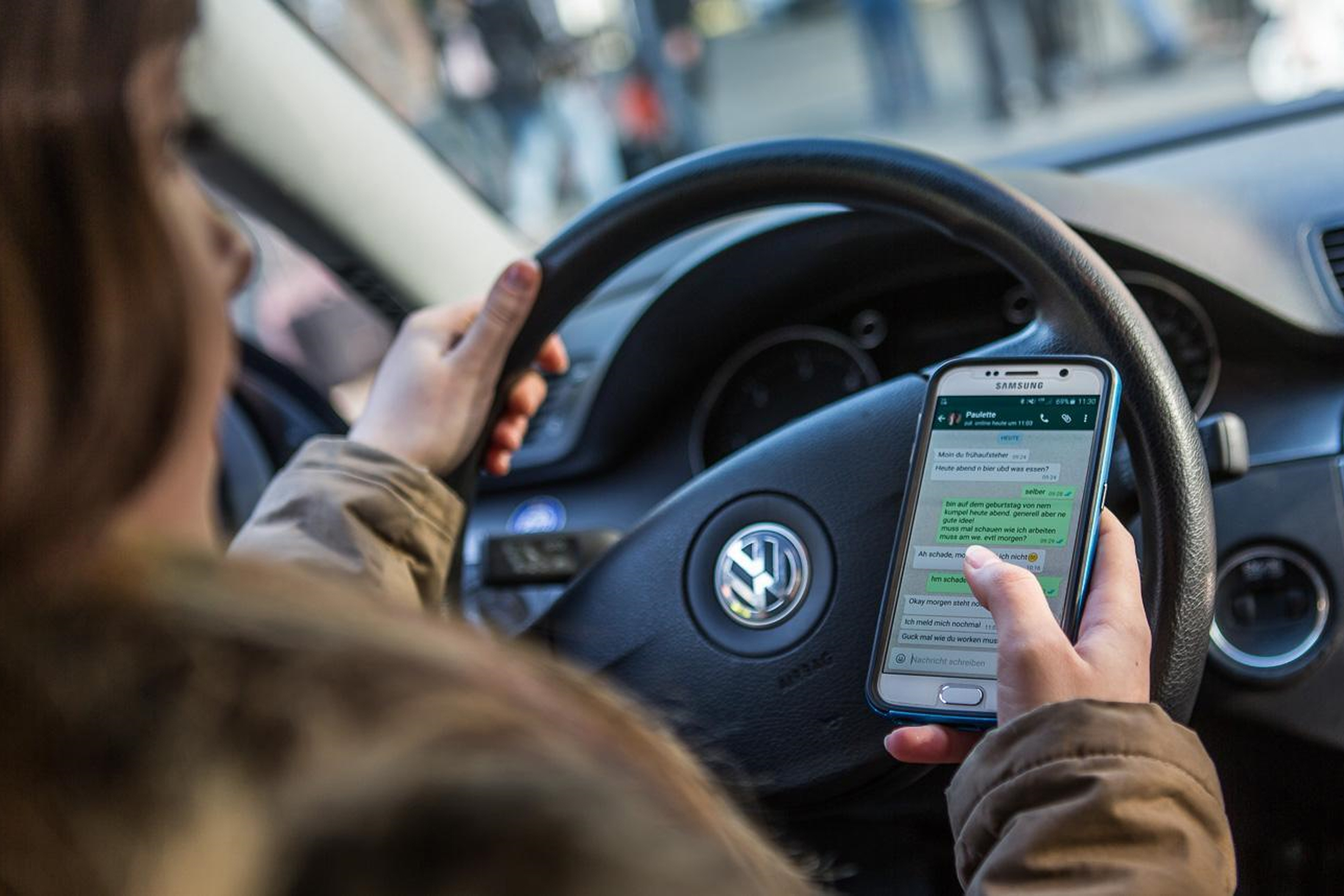 64 Autofahrer und drei Lkw-Fahrer nutzten während der Fahrt ihr Handy.