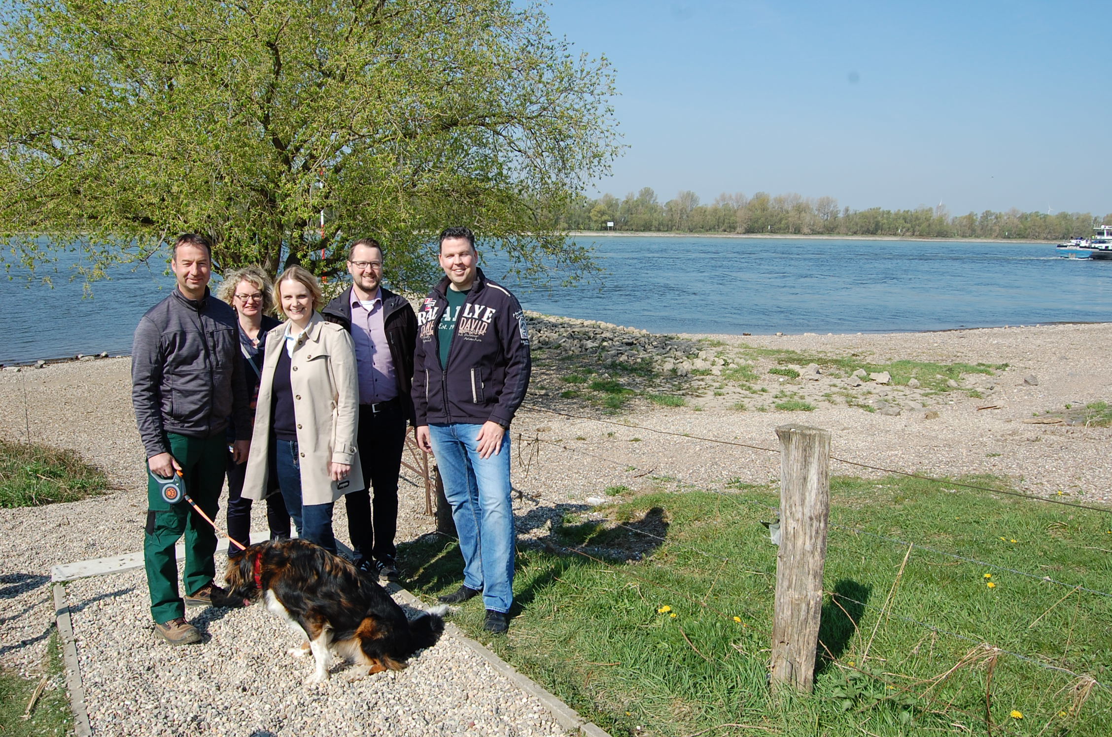 Charlotte Quik nahm die umfangreichen Verschönerungen rund um das Deichkreuz in Ork in Augenschein: (v.l.) Ingo Hülser (Deichgräf), Claudia Schreiber (BSV MOG), Charlotte Quik MdL, Christian Brüninghoff und Christoph Nolzen (beide vom BSV MOG).