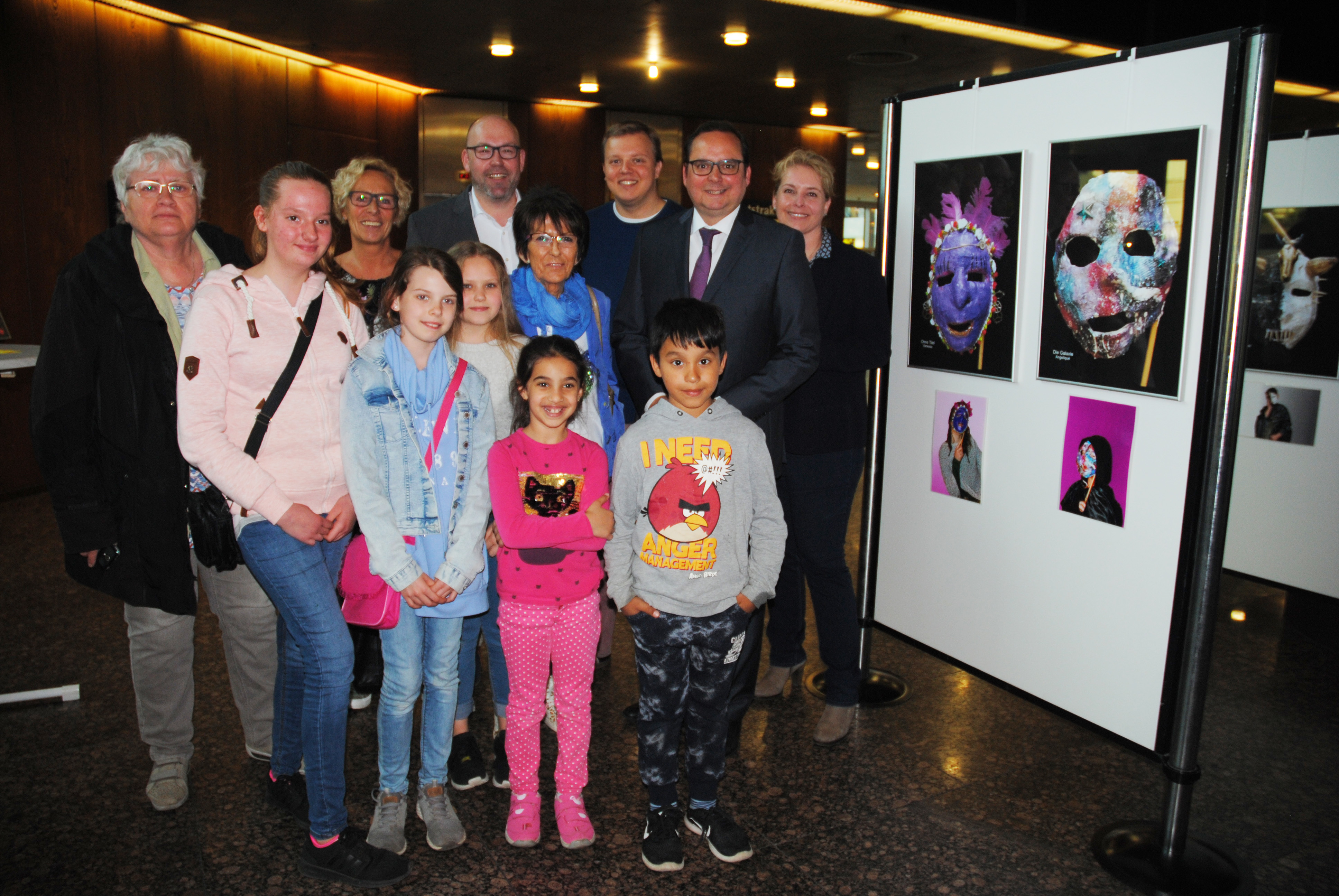 Die jungen Künstlerinnen und Künstler freuten sich, dass ihre Ausstellung von Oberbürgermeister Thomas Kufen eröffnet wurde. Foto: VKJ