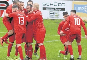 Mirza Basic – umringt von Lüner Mitspielern – der Mittwochabend mit drei Torbeteiligungen im Pokalhalbfinale gegen den FC Brünninghausen der Matchwinner war. Foto: Patrick Schröer, Ruhr Nachrichten