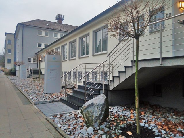 Gesteinigte Vorgärten am Marienhospital in der Johanneskirchstrasse