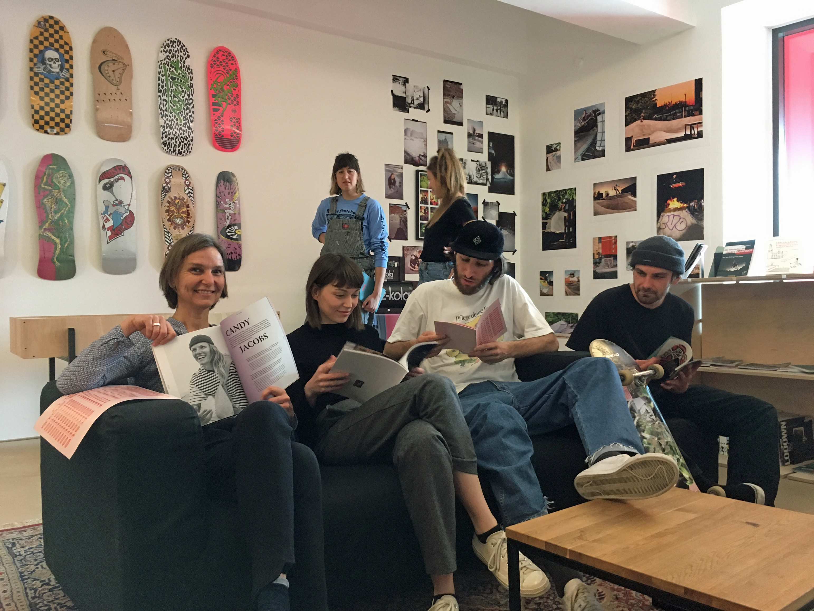 UZWEI-Leiterin Mechthild Eickhoff (v.l.), Miriam Neitzel, Lennart MIketta und Stephan Weimer (sitzend) sind Mitwirkende bei der Ausstellung "The Art of Skate".