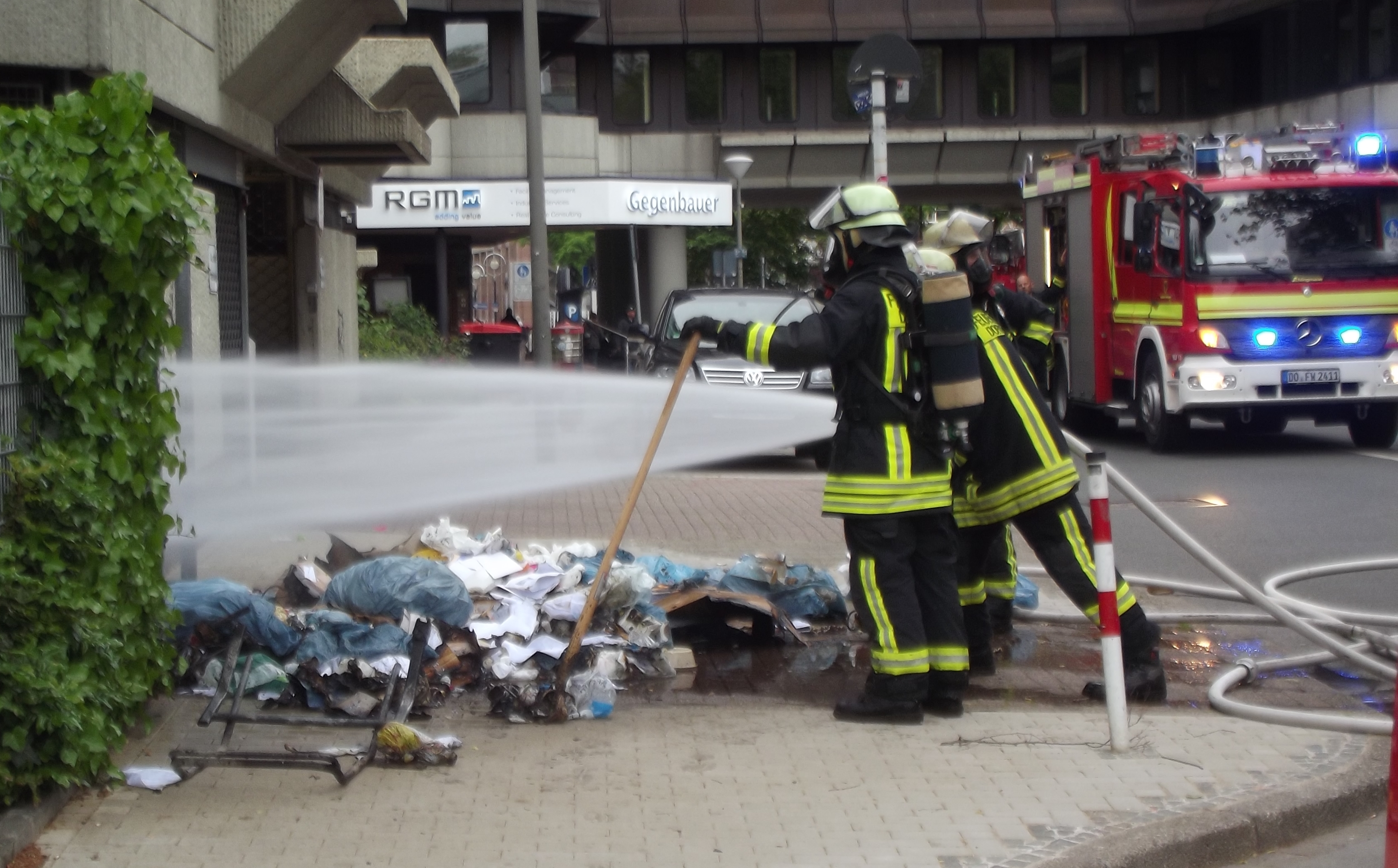 Die Feuerwehrleute löschten erfolgreich den brennenden Müll hier an der Kuhstraße und einen brennenden EDG-LKW in der Nordstadt.