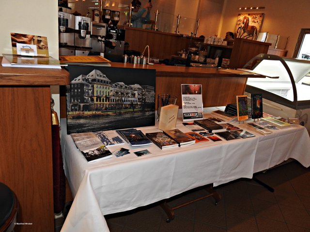 Bild von Manfred Wrobel und Büchertisch | Foto: MW