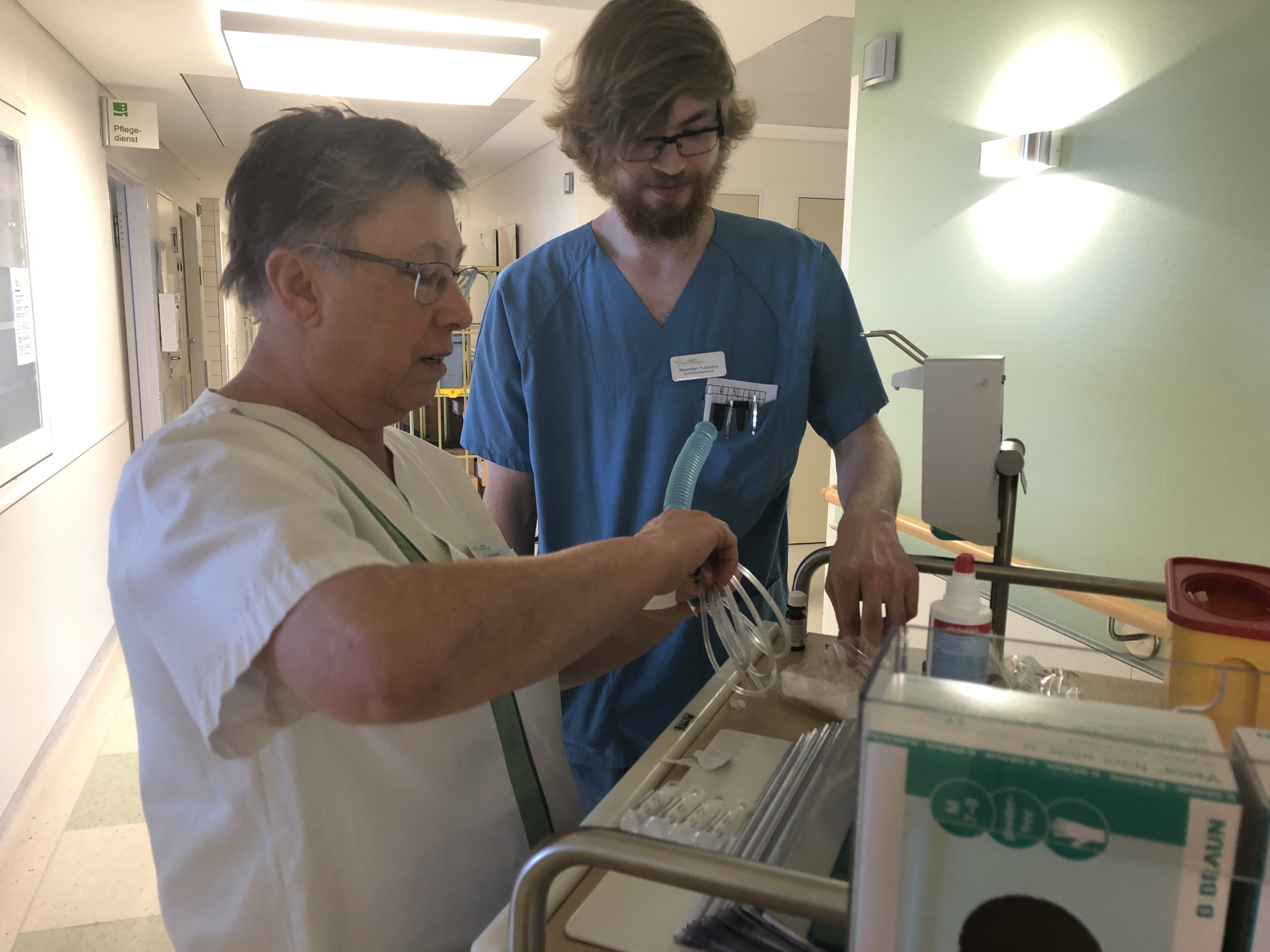 Margret Kolbrink und Maximilian Putzmann bei ihrer täglichen Arbeit im evangelischen Krankenhaus Wesel (EVK).