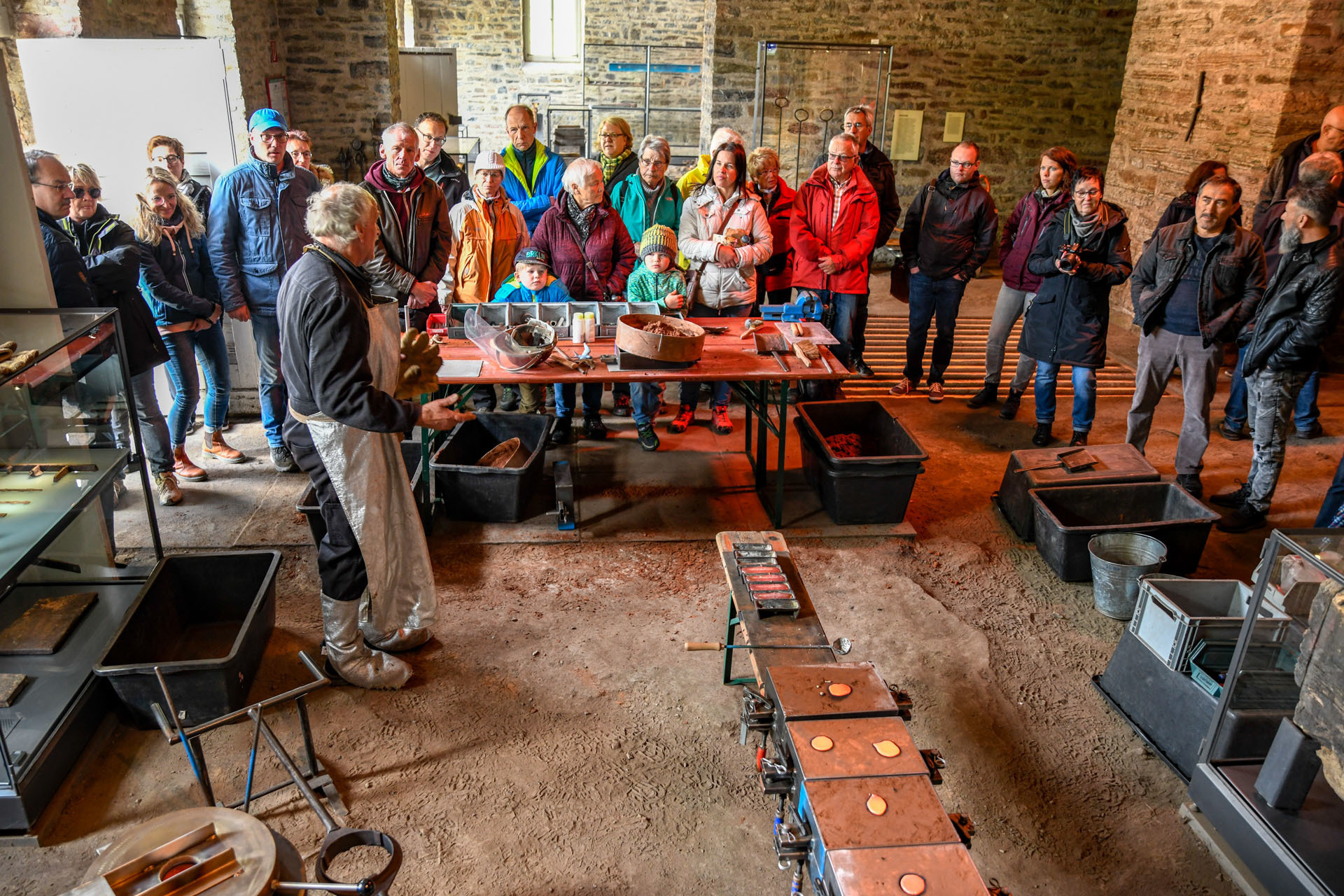 Bei den Gießvorführungen am Nachmittag erhielten die Besucher spannende Einblicke in das heiße Handwerk.
Fotos: Klaus Storch/Märkischer Kreis