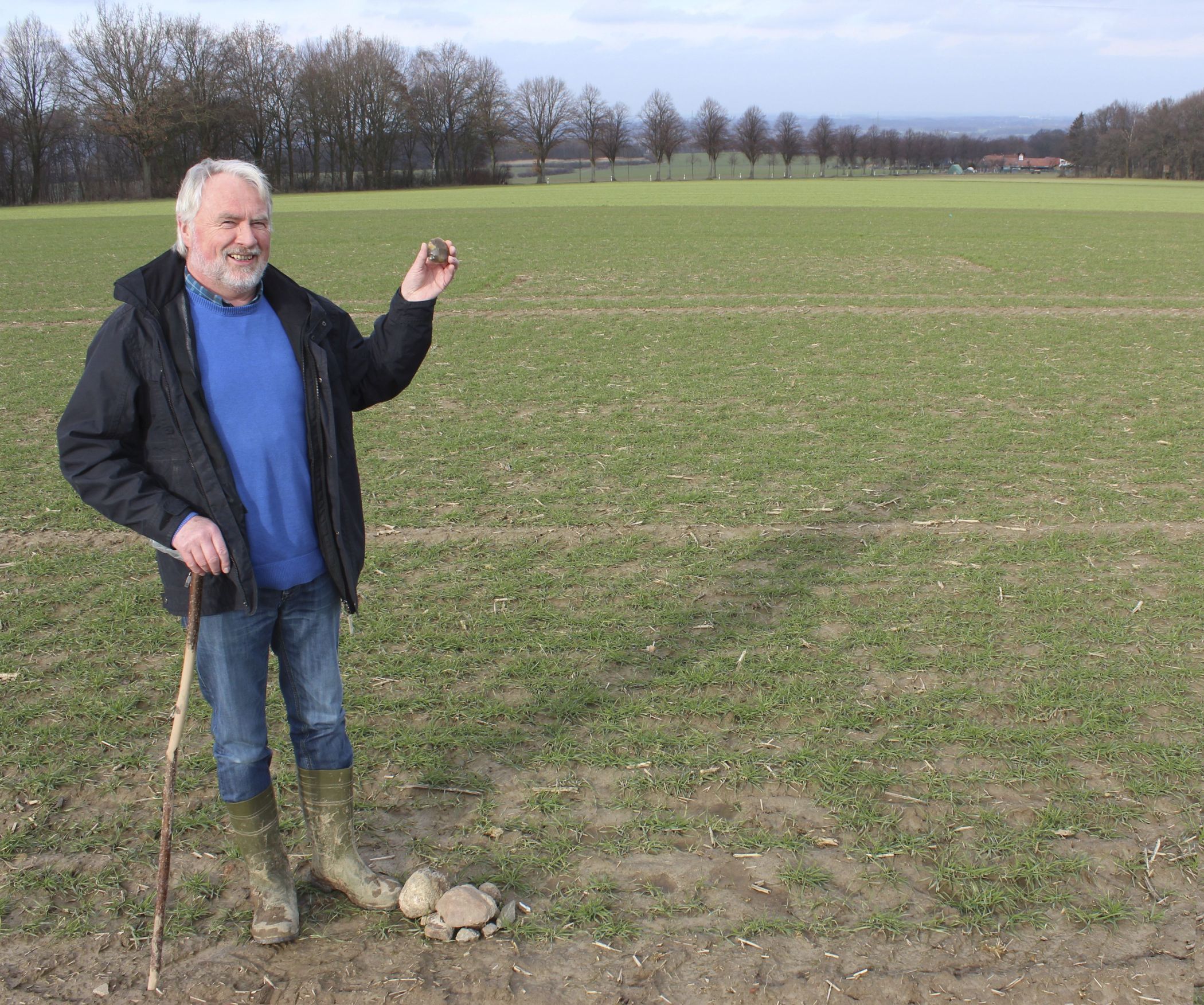 Der glückliche Finder Michael Becker zeigt stolz seinen steinzeitlichen Sensationsfund. Foto: M. Becker