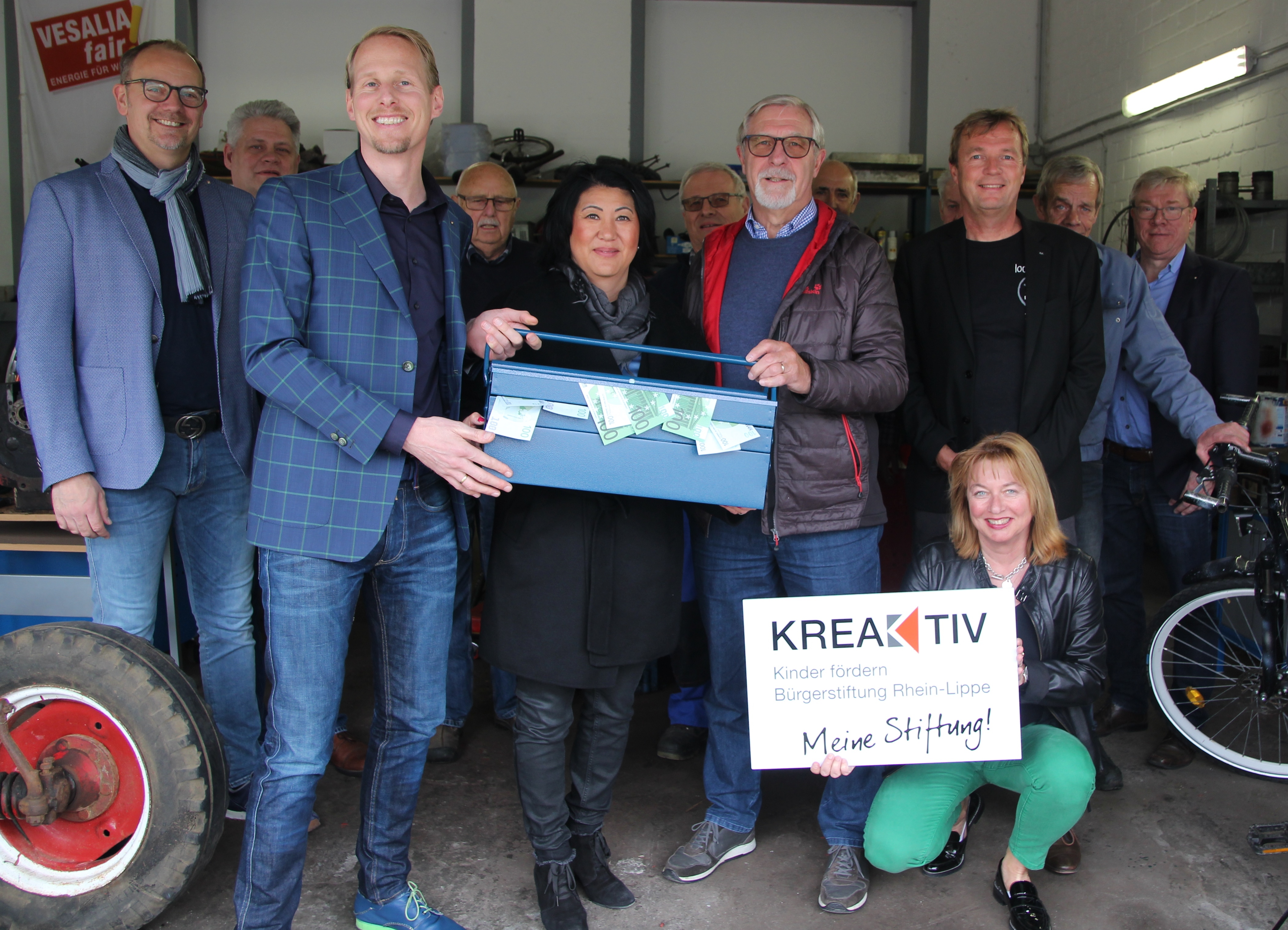 Der Rotary Club Lippe-Issel übergibt seine Spende in der Werkshalle der Stadtwerke Wesel, die von der KREAKTIV Schrauber AG kostenfrei genutzt werden kann.