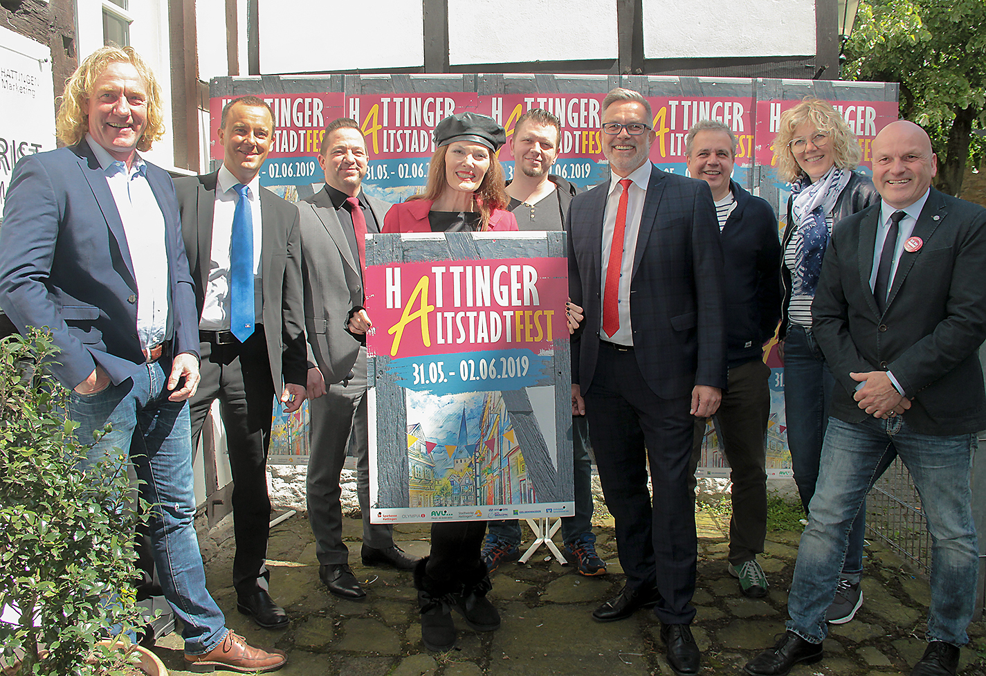 Eng ging es zu bei der Vorstellung des Programms fürs diesjährige Altstadtfest. Unser Foto zeigt (v.l.) Peter Lihs (Kunst & Co), Thomas Alexander (Volksbank), Steven Scheiker (Stadtwerke), Pamela Falcon (Sängerin), Marlon Mawick (Musiker-Initiative Hattingen MIHA), Udo Schnieders (Sparkasse), Peter Brand (Musikschule), Lisa Pötter (Hasenkamp) und Georg Hartmann (Hattingen Marketing). Foto: Römer