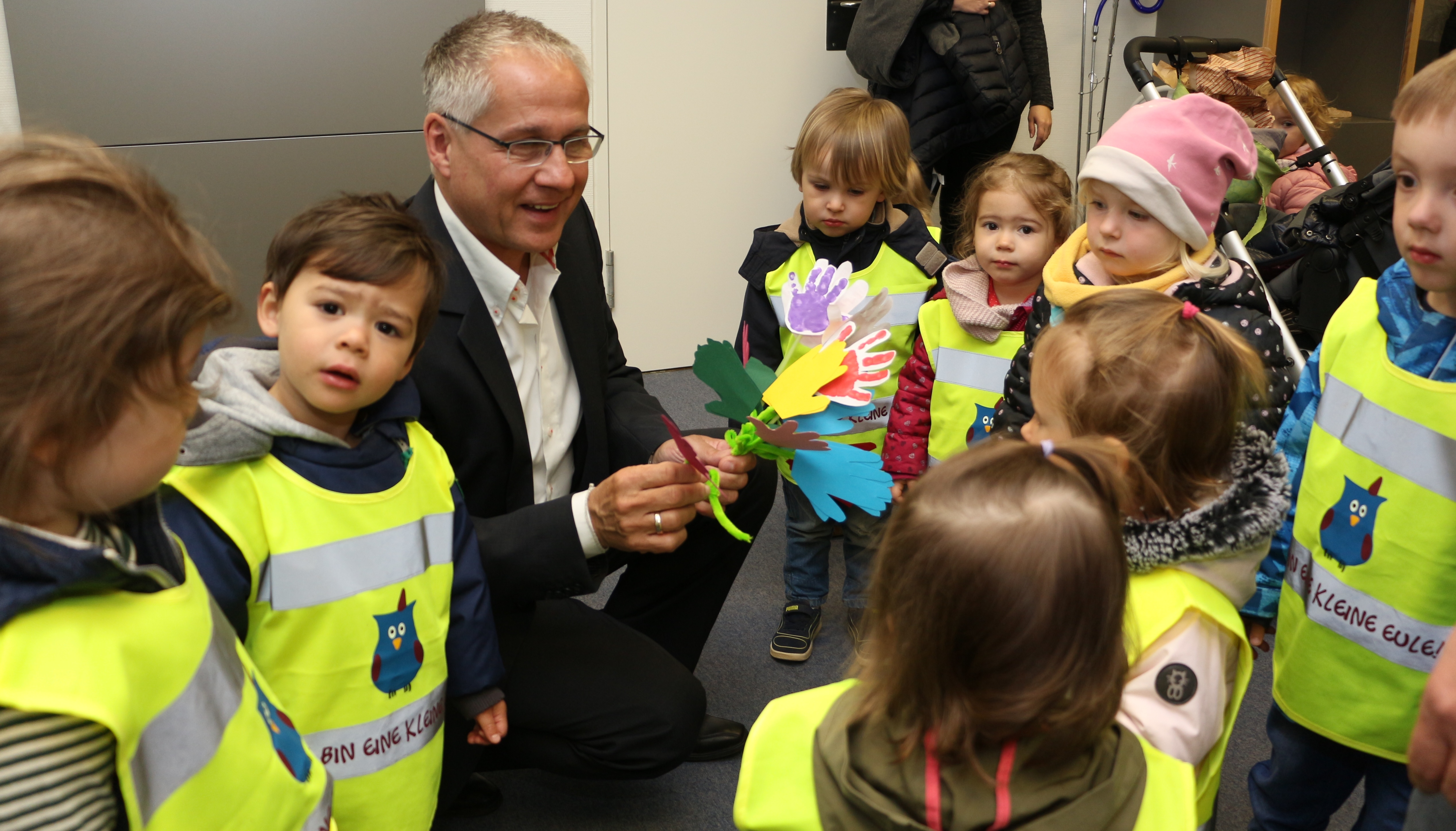Gebastelte Blumen erhielt Bürgermeister Frank Schneider von den Kindern.
