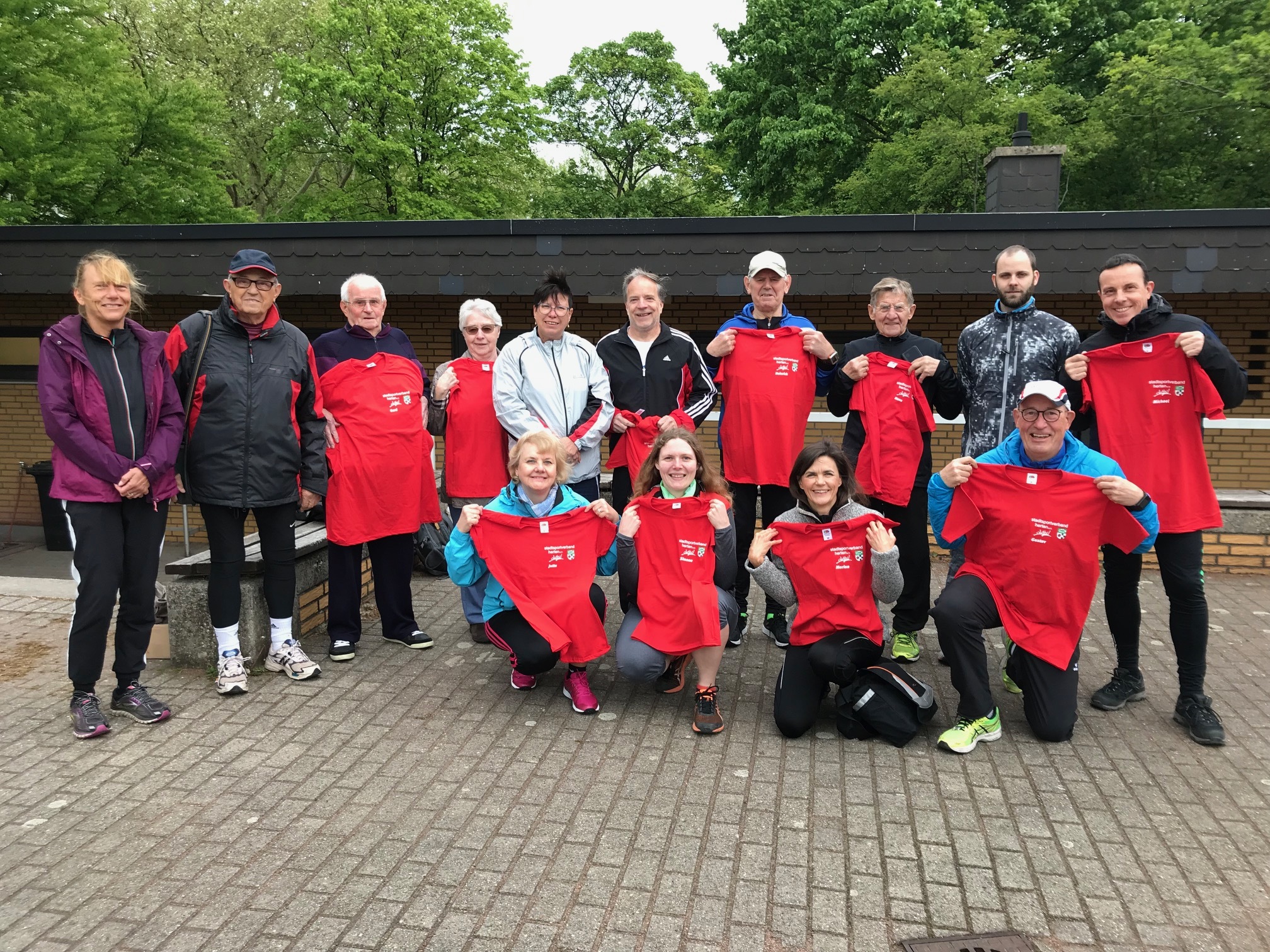 Das Team des SSV Herten freut sich auf die neue Sportabzeichen-Saison:
sitzend von rechts nach links: Gustav Küpper, Marion Knitter, Simone Bartels, Jutta Klonek
stehend von rechts nach links: Michael Knitter, Markus Klonek, Hans Wollschläger, Heinrich Tostmann, Rainer Klonek, Martina Kroll (Sportbüro), Helga Rudkowski, Gerd Rudkowski, Robert Sinnhuber
es fehlen: Gabi Bartels, Klaus Brenne und Günter Wienforth
