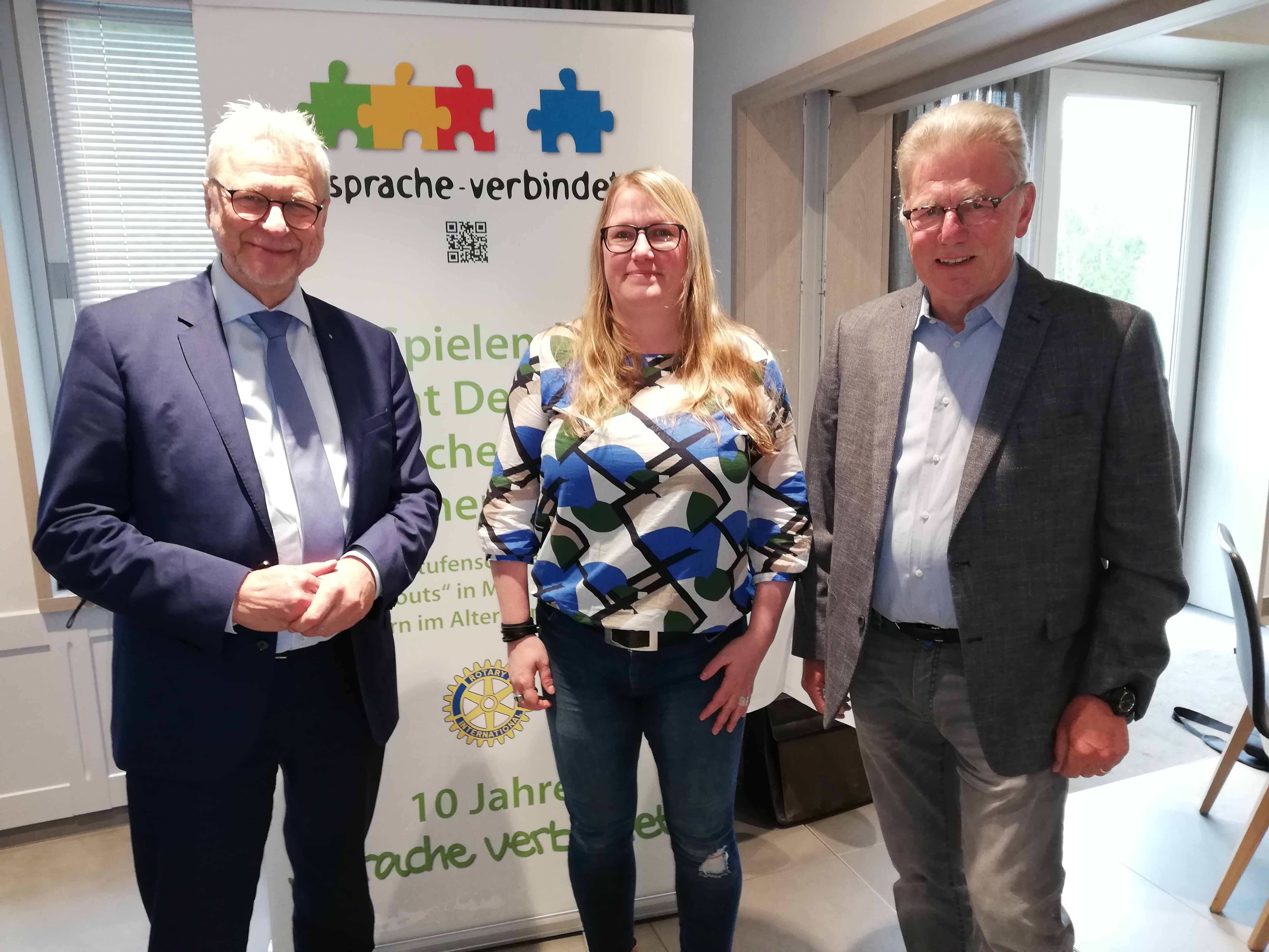 Projektleiter Jürgen Schwerter, Silke Ewald (Bildungskoordinatorin für Neuzugewanderte im Märkischen Kreis) sowie Günther Nülle, 1. Vorsitzender des Kreissportbundes MK (v.l.n.r.). Fotos: Rotary Club Iserlohn Waldstadt