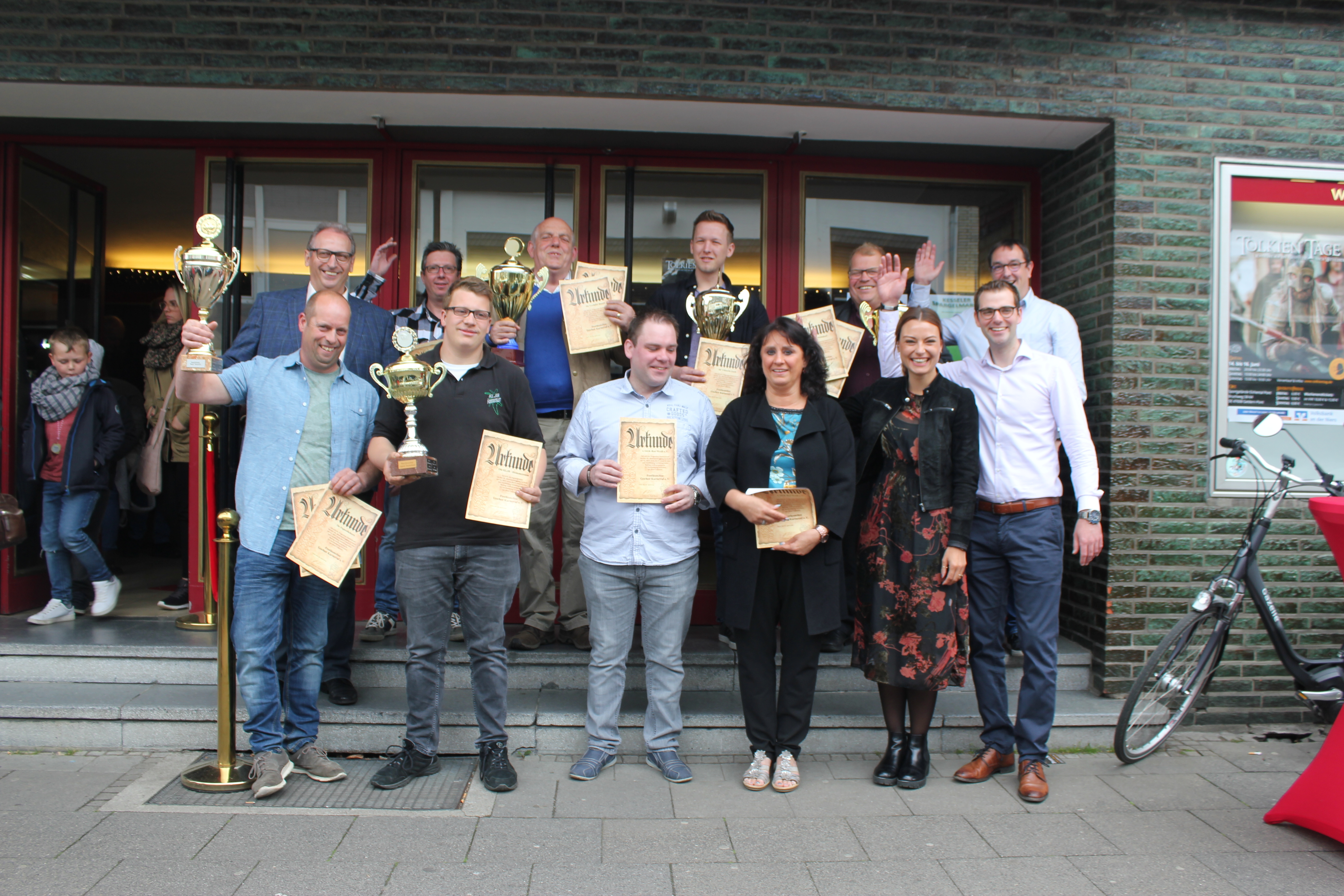 Mit ihren Siegerpokalen stellten sich die hiesigen und die niederländischen Jecken fürs Foto vor dem Goli auf.