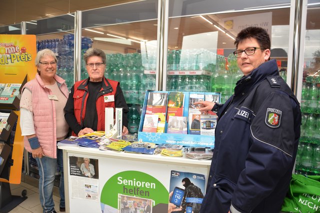 Leisteten Aufklärungsarbeit in der „Lidl-Filiale“ Bergkamen, Jahnstraße: (von links) Rita Rogge, Rainer Grabowski und Polizeihauptkommissarin Petra Maschewski.
