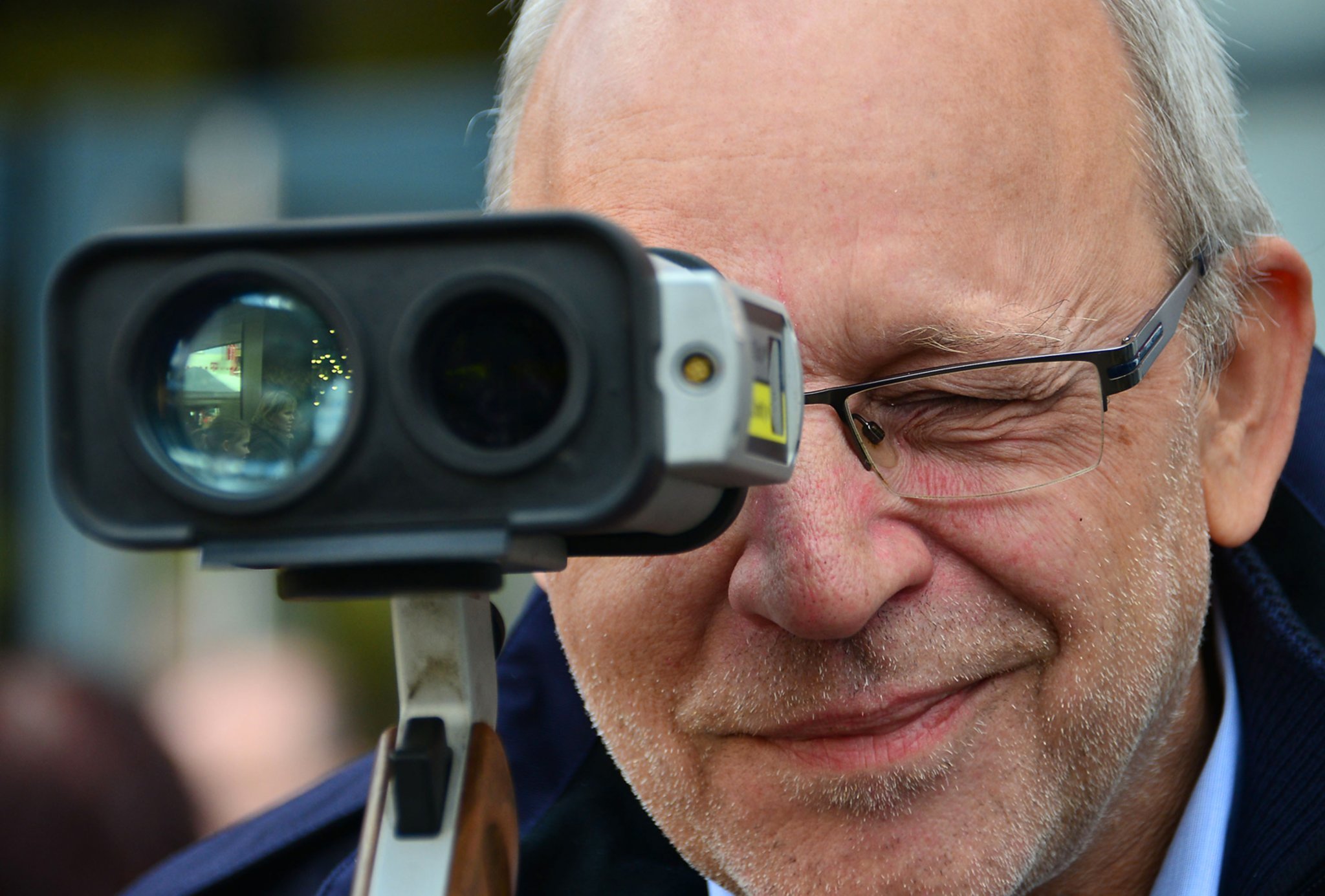 Blitzer und Radarfallen sollen den Verkehr sicherer machen. Sollte im Radio oder hier im Lokalkompass vor ihnen gewarnt werden?